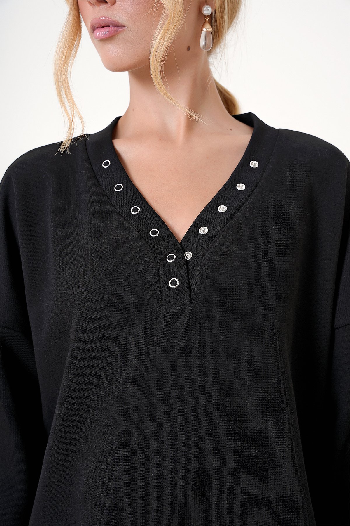 V Yaka Çıtçıt Detaylı Oversize Sweatshirt - Siyah