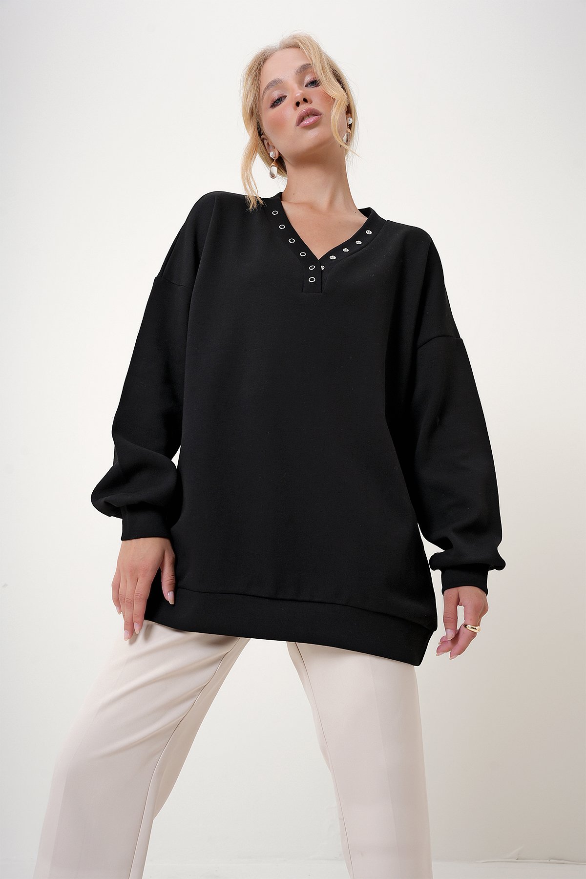 V Yaka Çıtçıt Detaylı Oversize Sweatshirt - Siyah