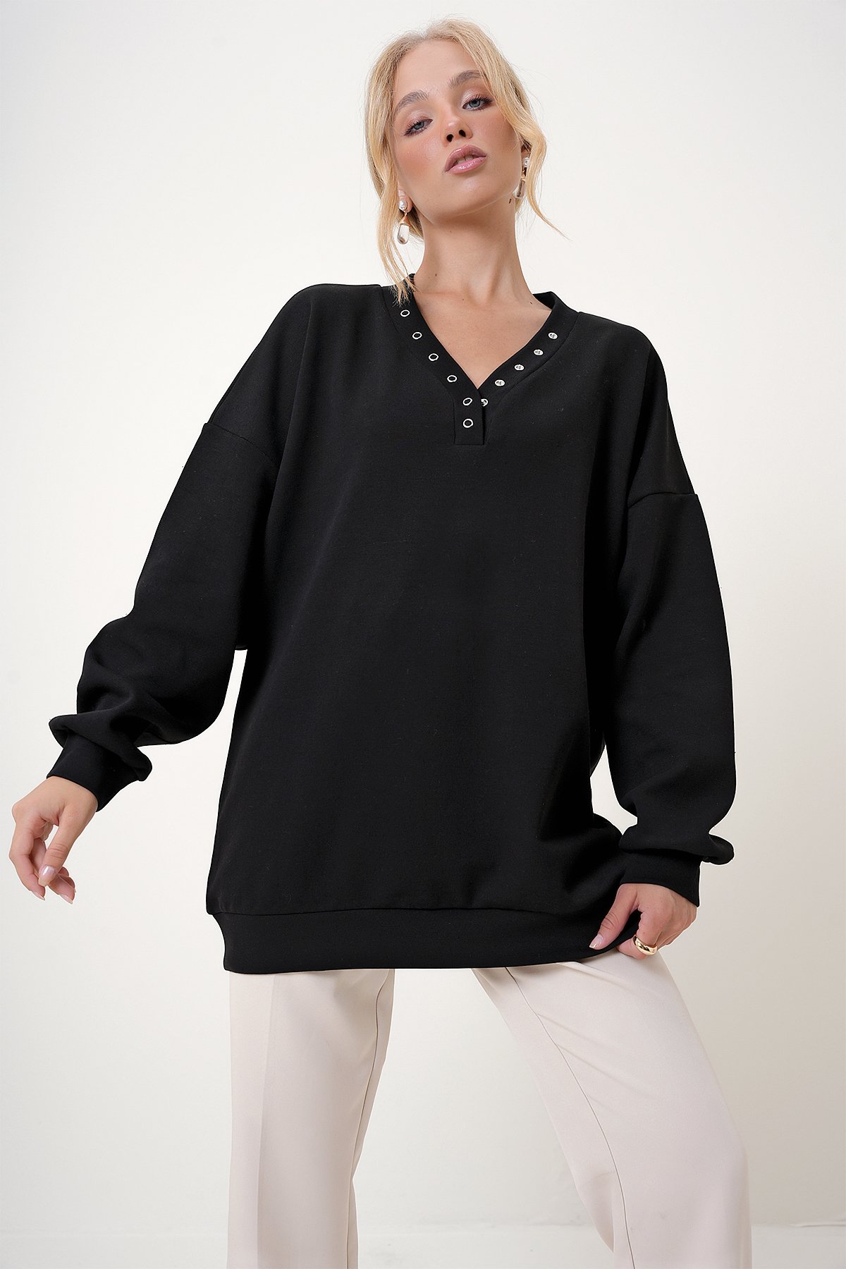 V Yaka Çıtçıt Detaylı Oversize Sweatshirt - Siyah