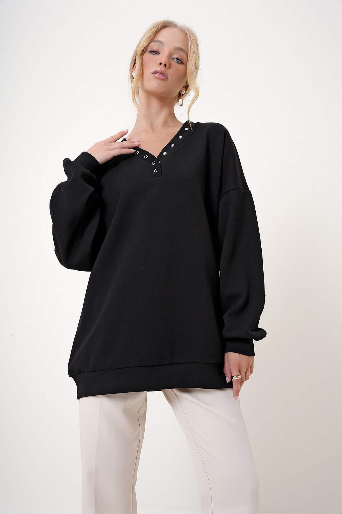 V Yaka Çıtçıt Detaylı Oversize Sweatshirt - Siyah
