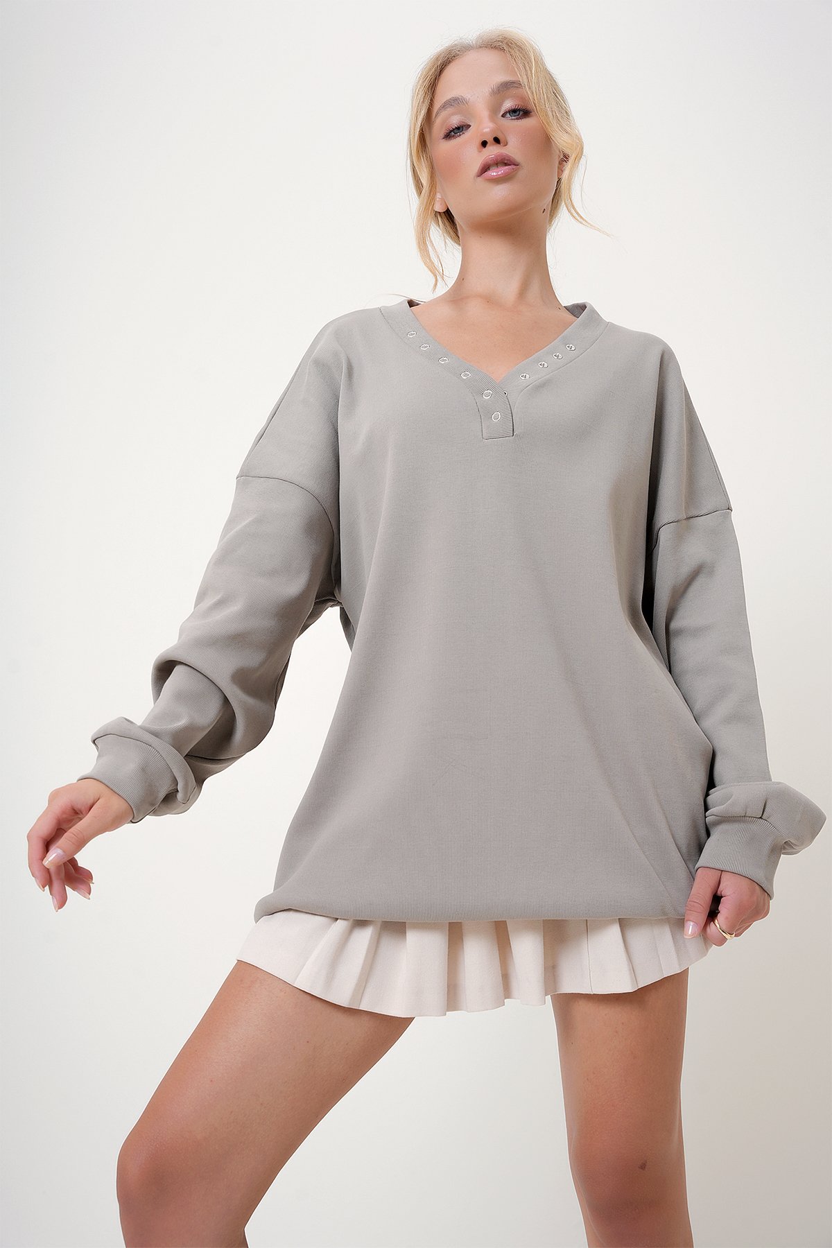 V Yaka Çıtçıt Detaylı Oversize Sweatshirt - Taş