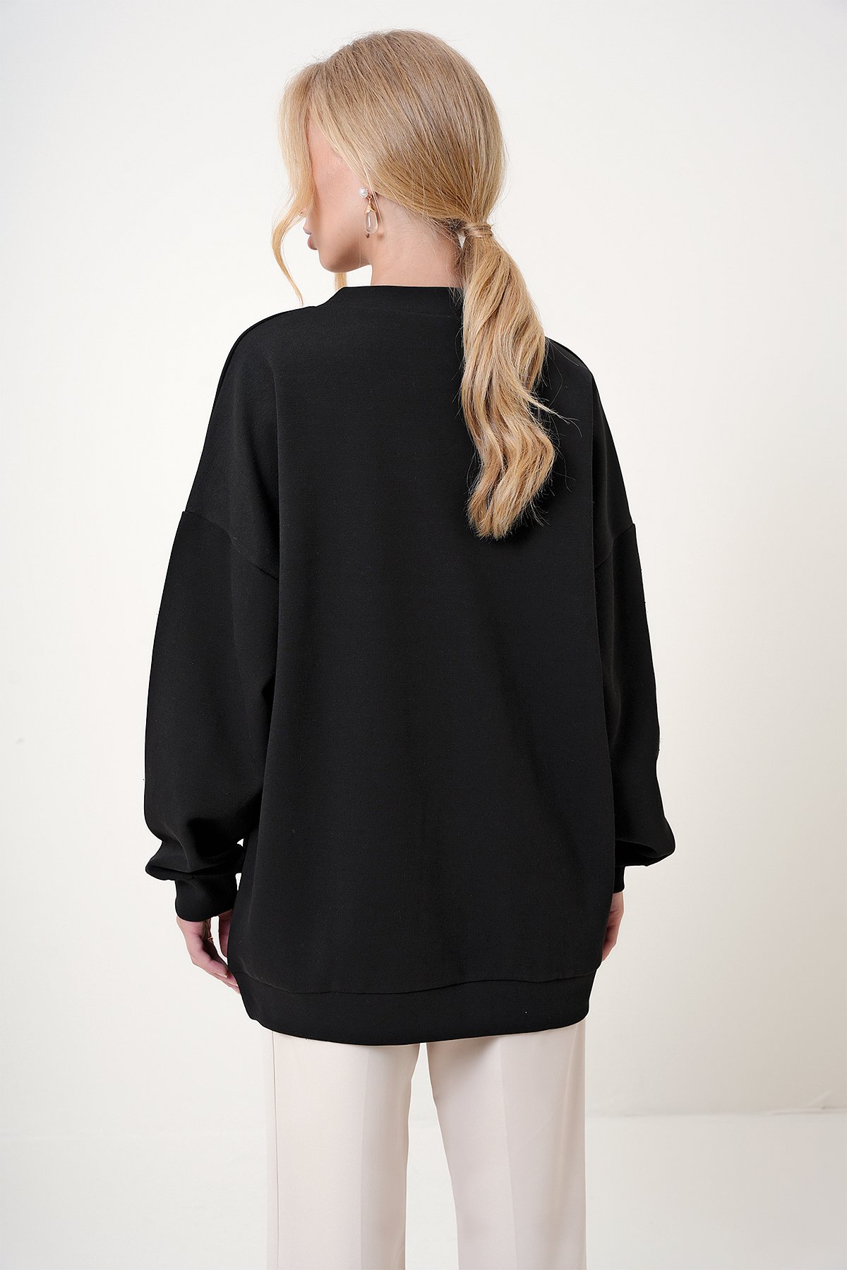 V Yaka Çıtçıt Detaylı Oversize Sweatshirt - Siyah