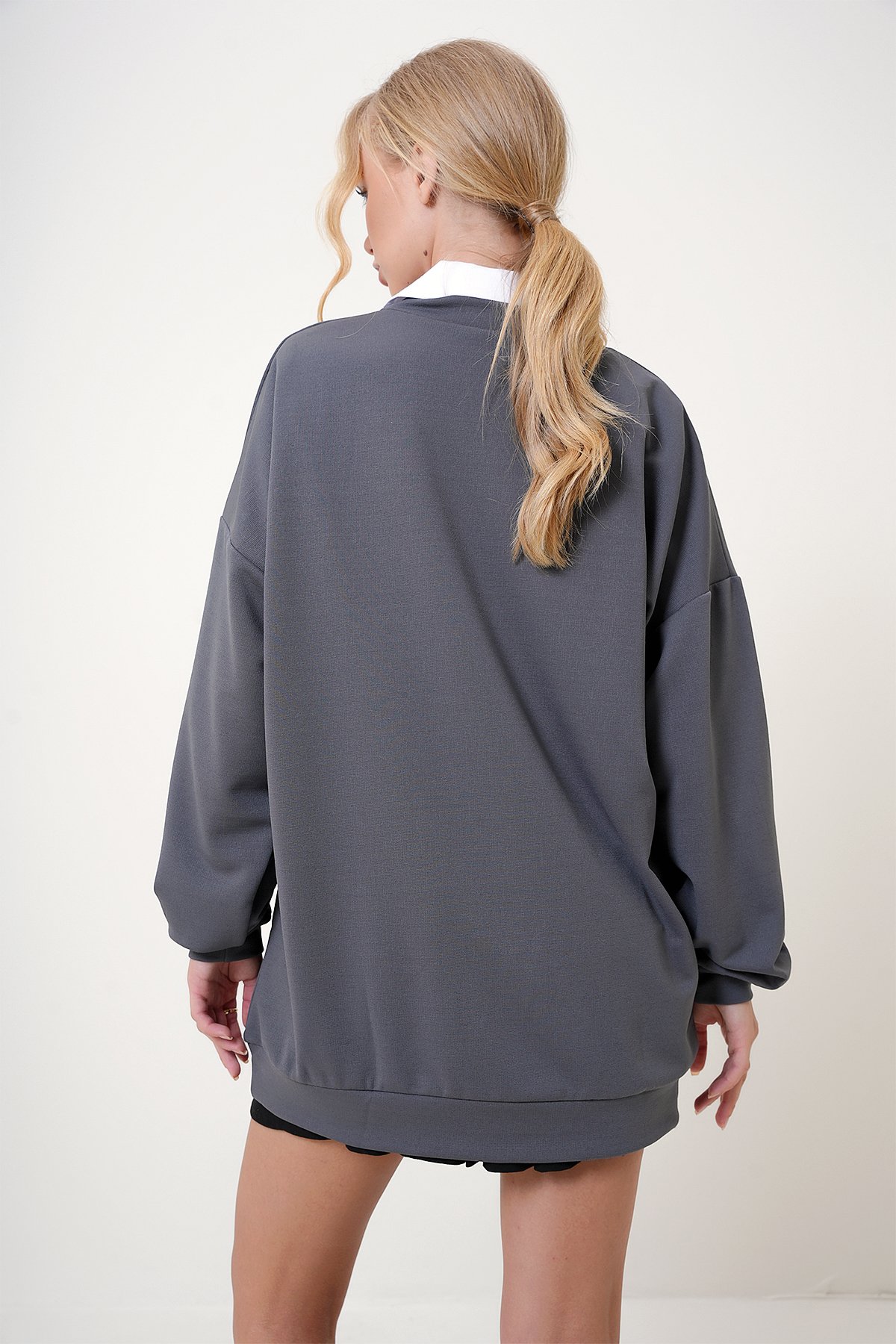 V Yaka Çıtçıt Detaylı Oversize Sweatshirt - Antrasit