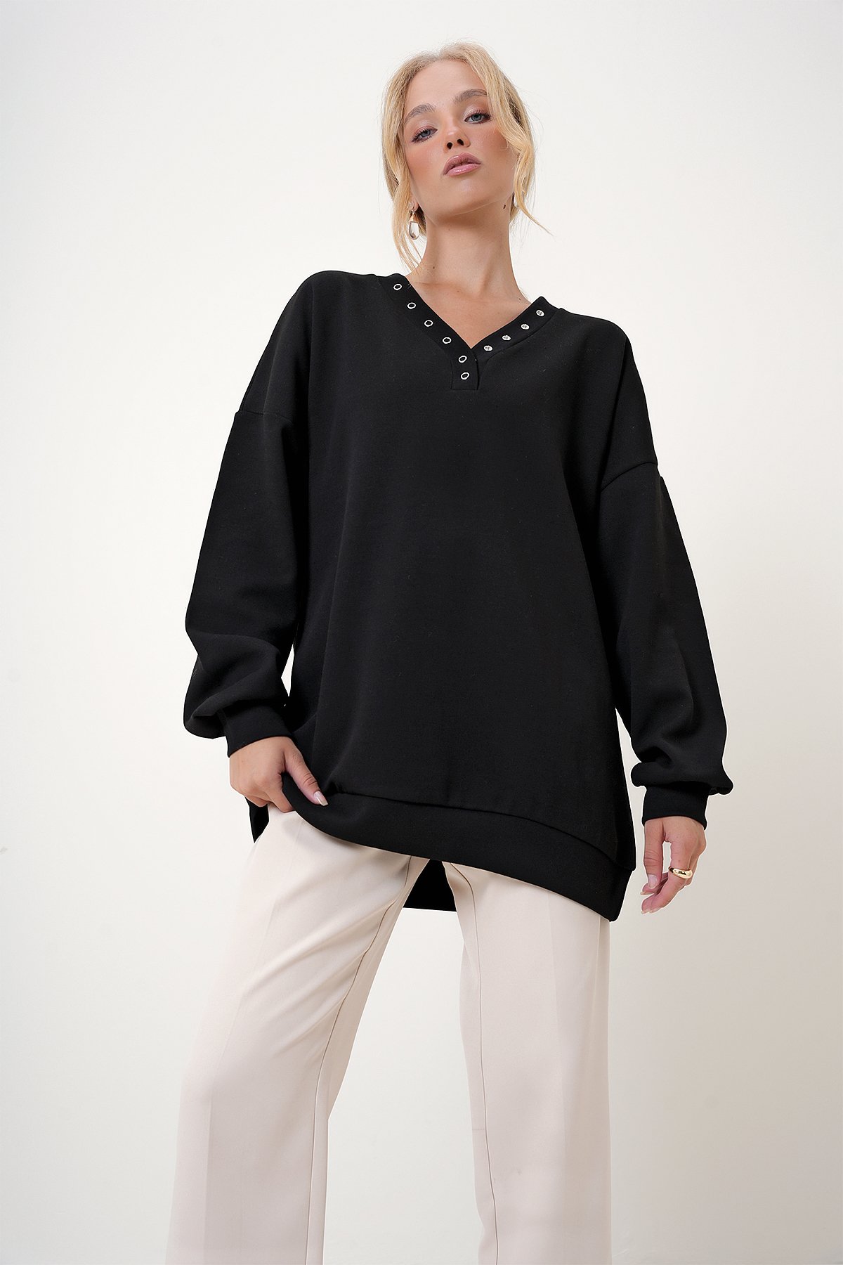 V Yaka Çıtçıt Detaylı Oversize Sweatshirt - Siyah