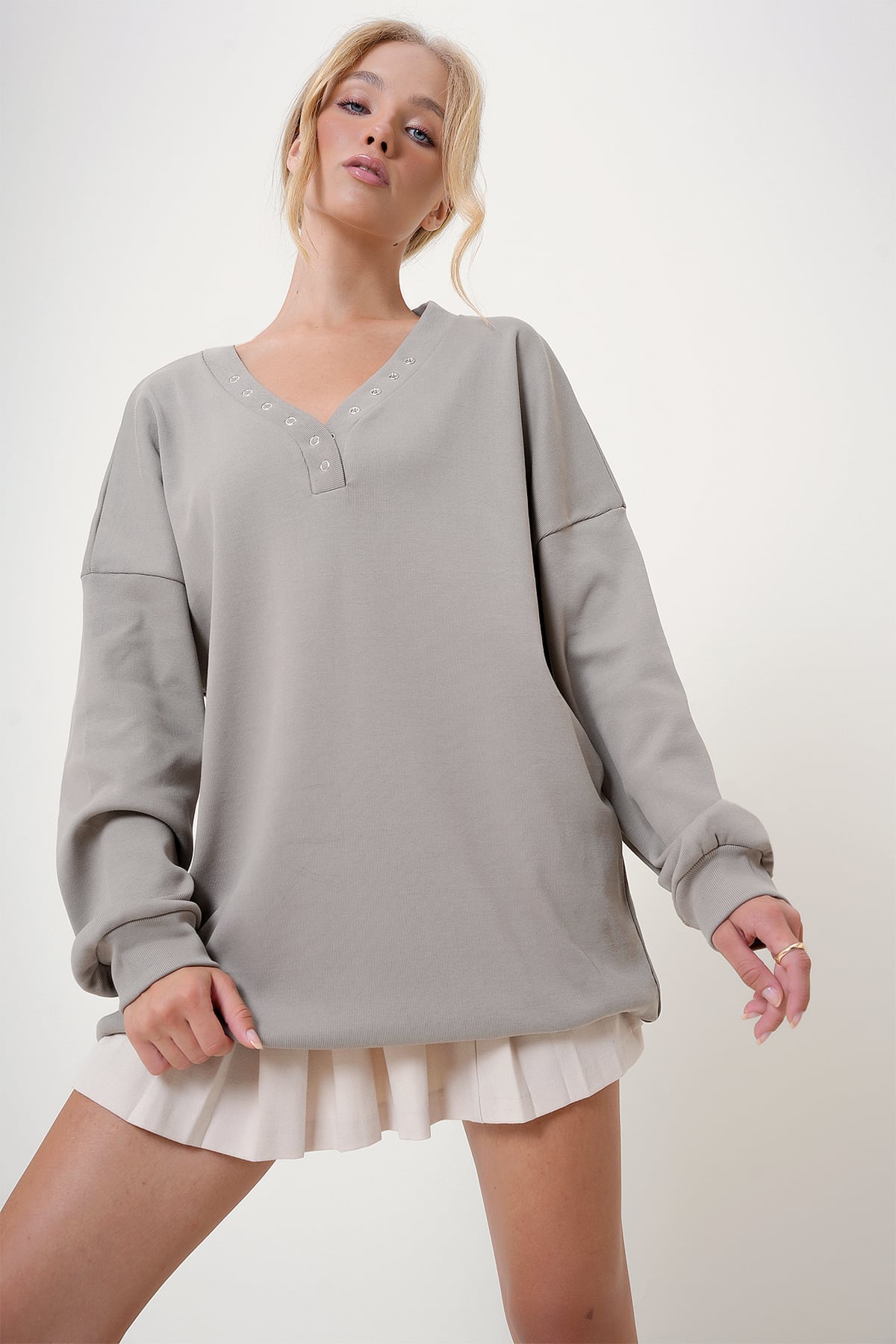 V Yaka Çıtçıt Detaylı Oversize Sweatshirt - Taş