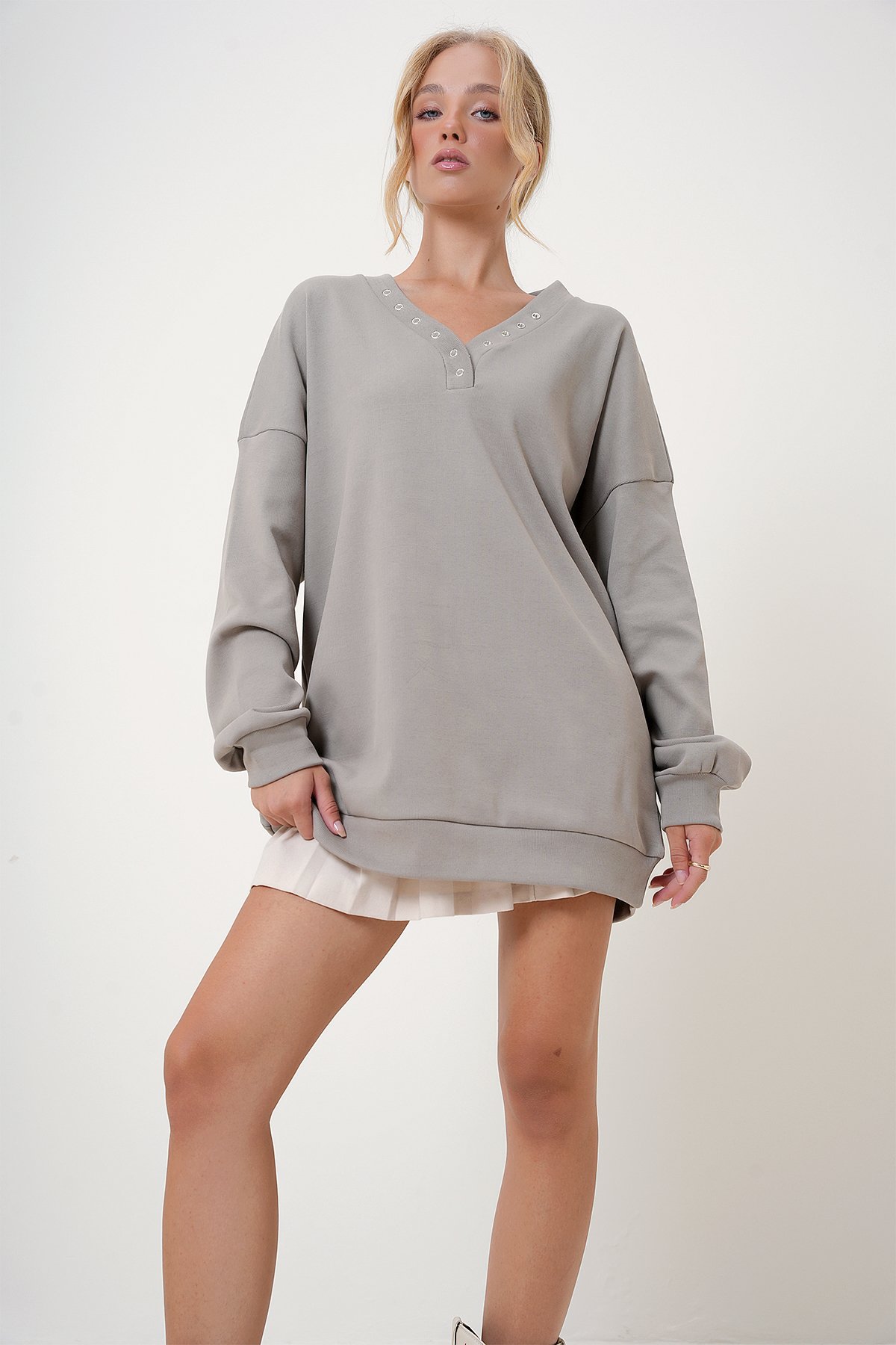 V Yaka Çıtçıt Detaylı Oversize Sweatshirt - Taş