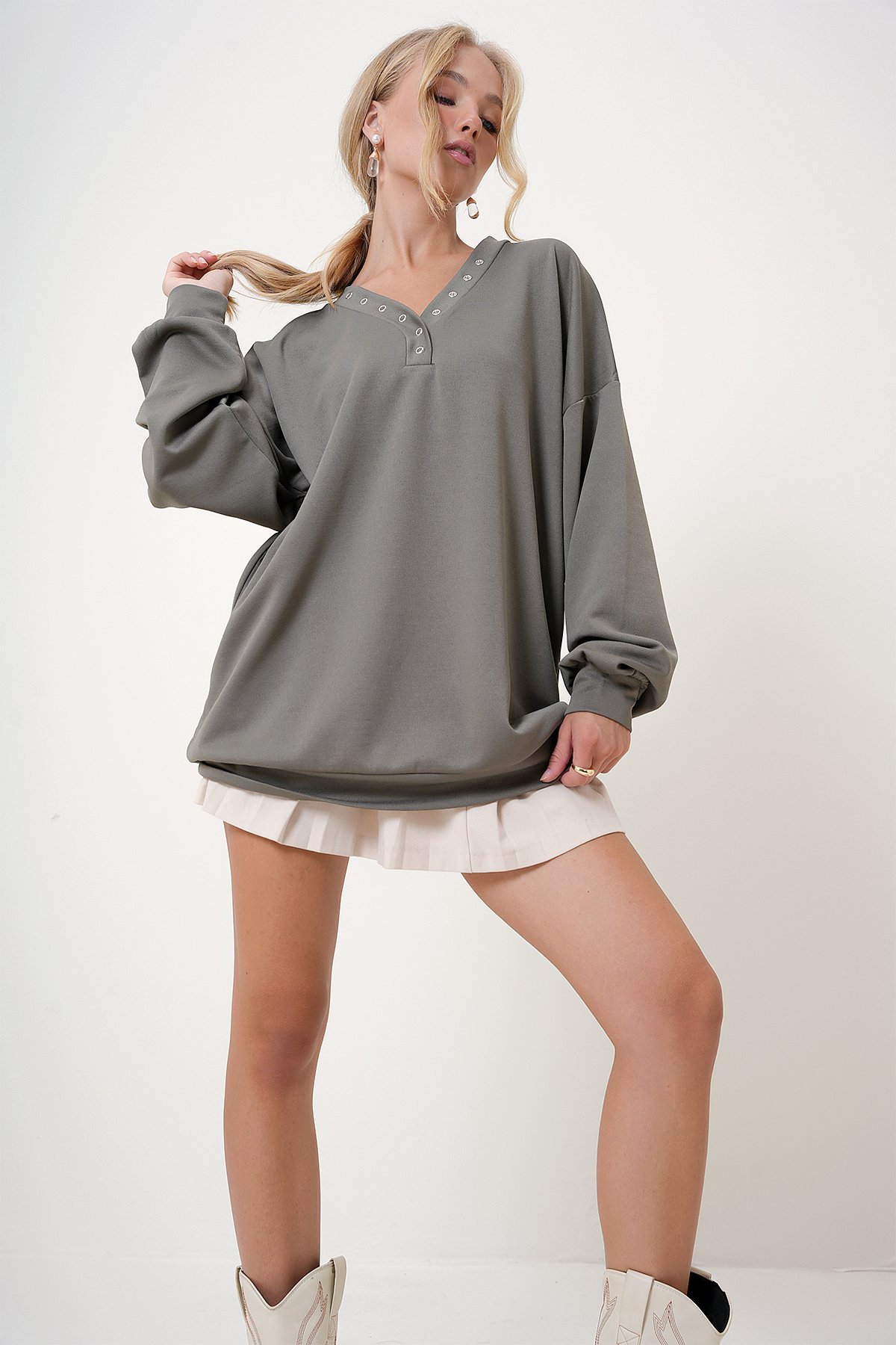 V Yaka Çıtçıt Detaylı Oversize Sweatshirt - Haki