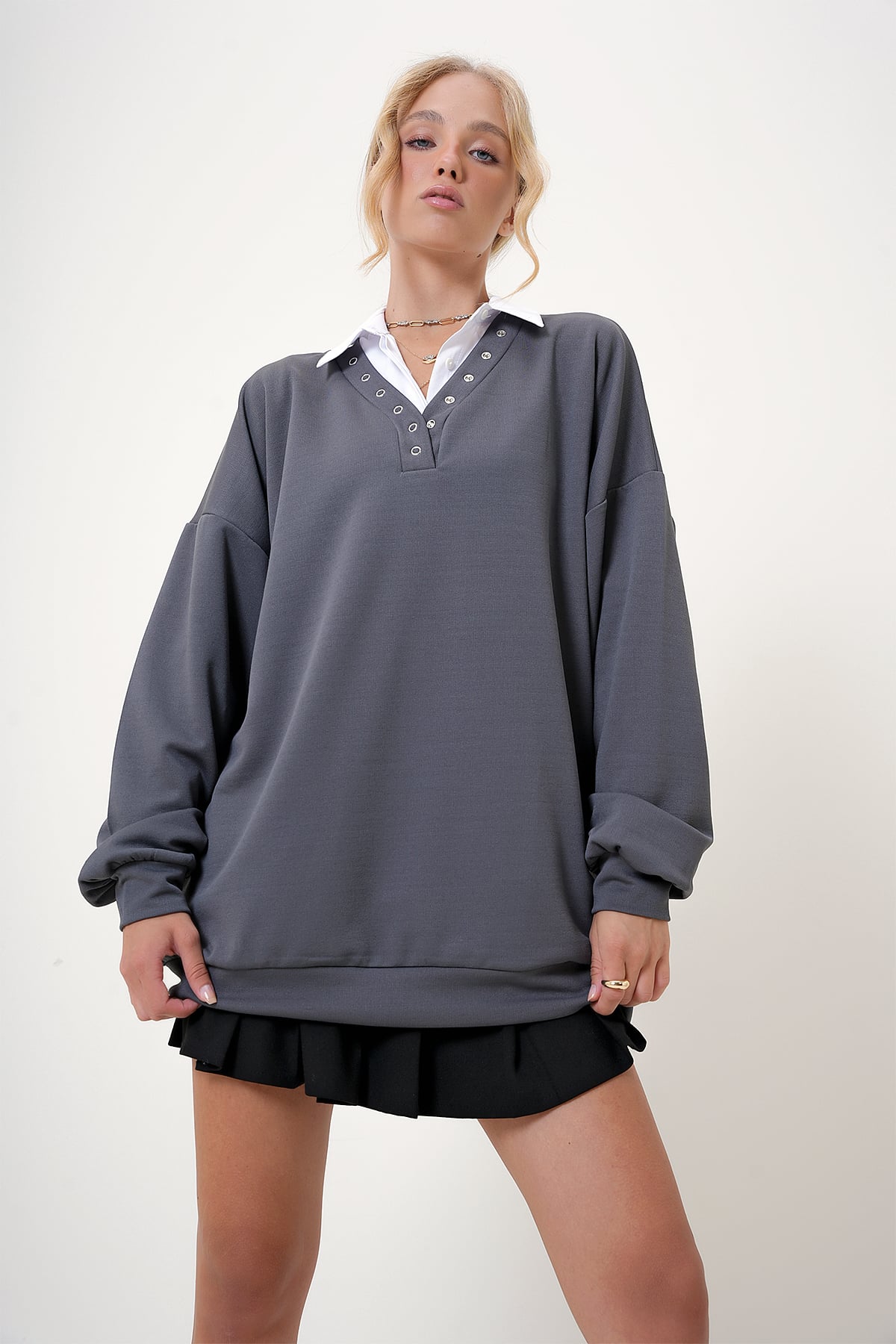V Yaka Çıtçıt Detaylı Oversize Sweatshirt - Antrasit