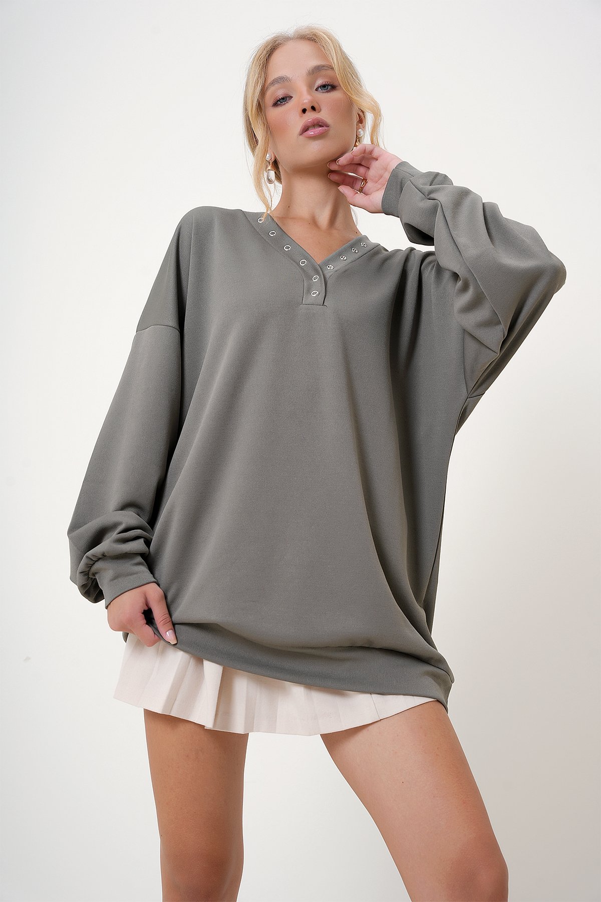 V Yaka Çıtçıt Detaylı Oversize Sweatshirt - Haki