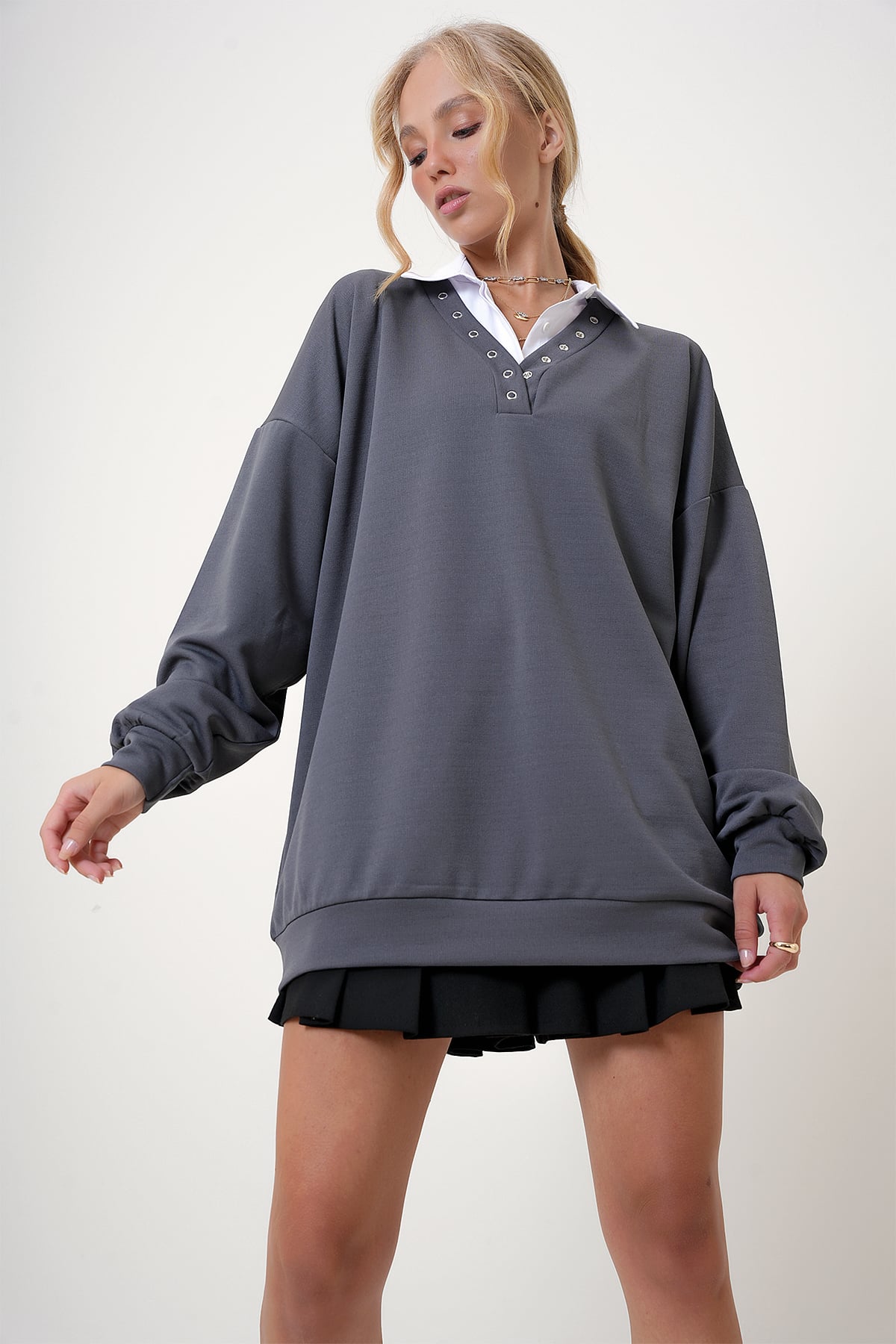 V Yaka Çıtçıt Detaylı Oversize Sweatshirt - Antrasit