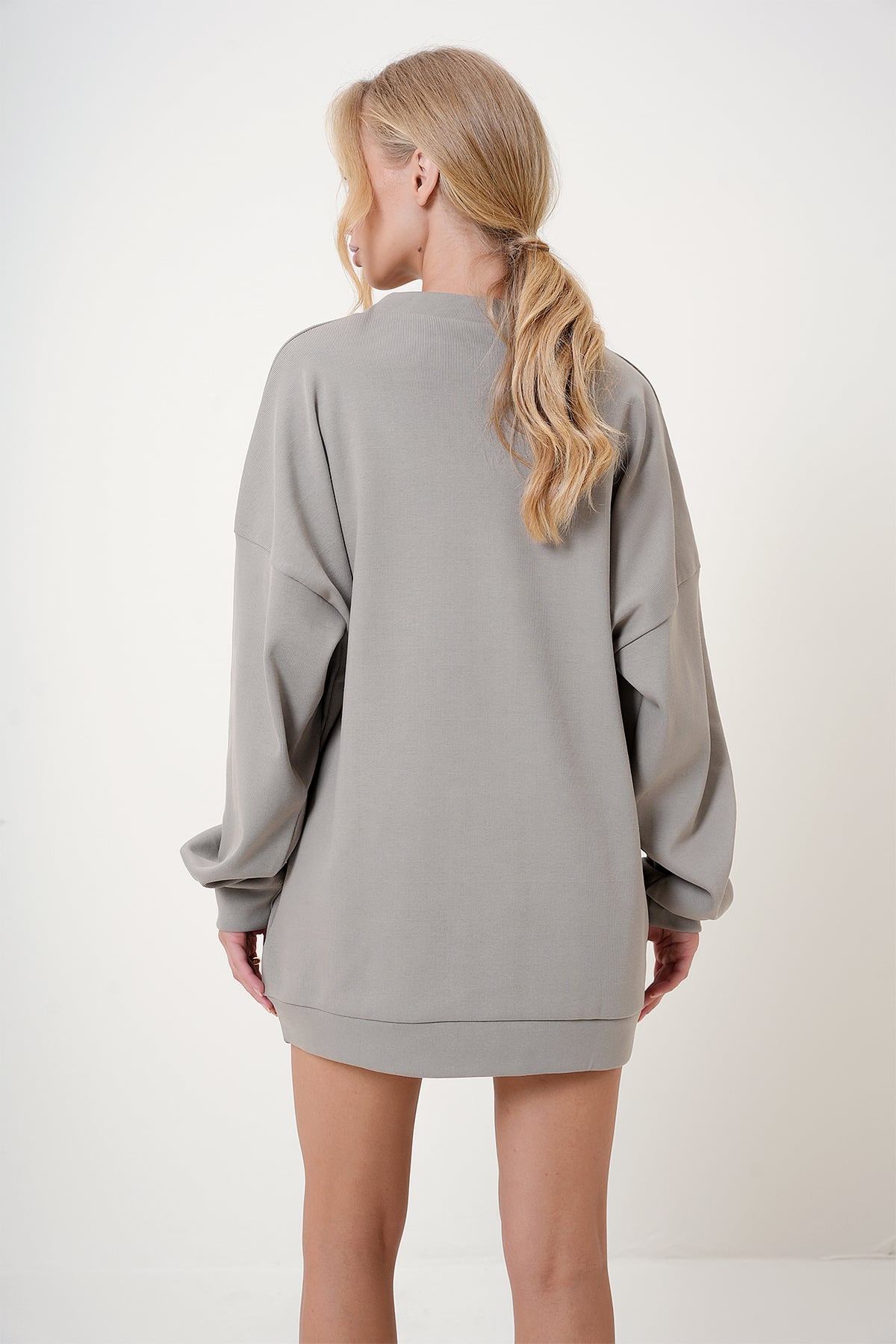 V Yaka Çıtçıt Detaylı Oversize Sweatshirt - Taş