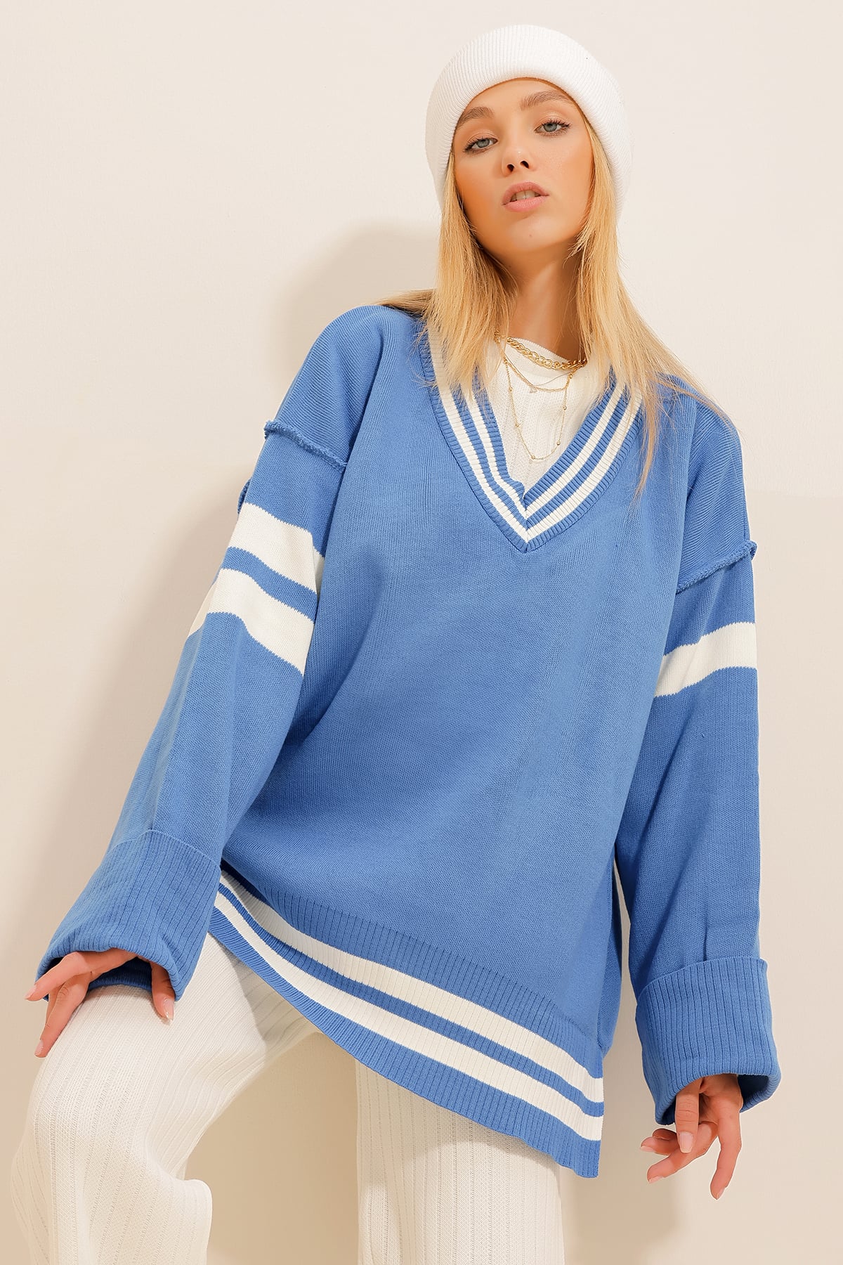 V Yaka Çizgi Bloklu Yanları Yırtmaçlı Oversize Kazak - Saks