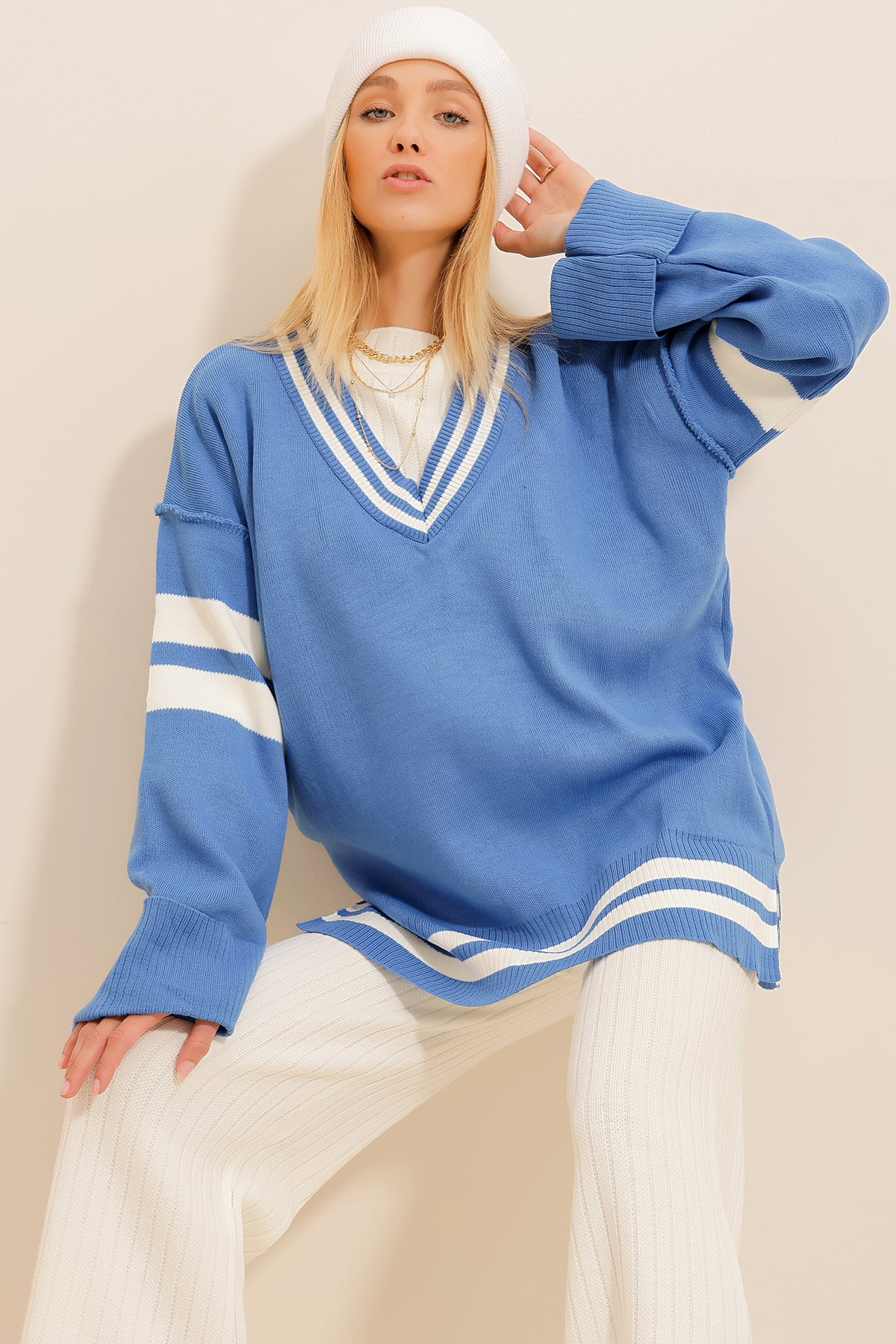 V Yaka Çizgi Bloklu Yanları Yırtmaçlı Oversize Kazak - Saks