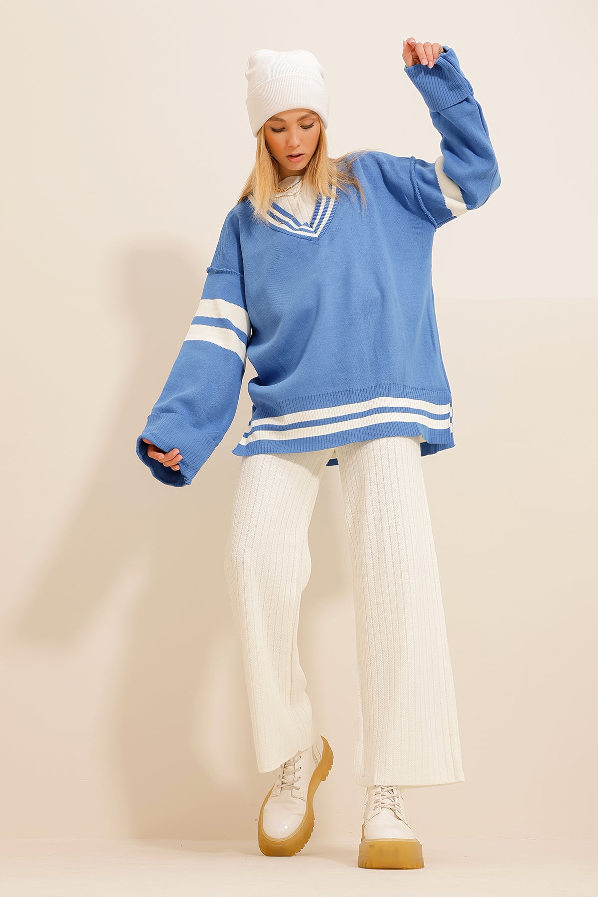 V Yaka Çizgi Bloklu Yanları Yırtmaçlı Oversize Kazak - Saks