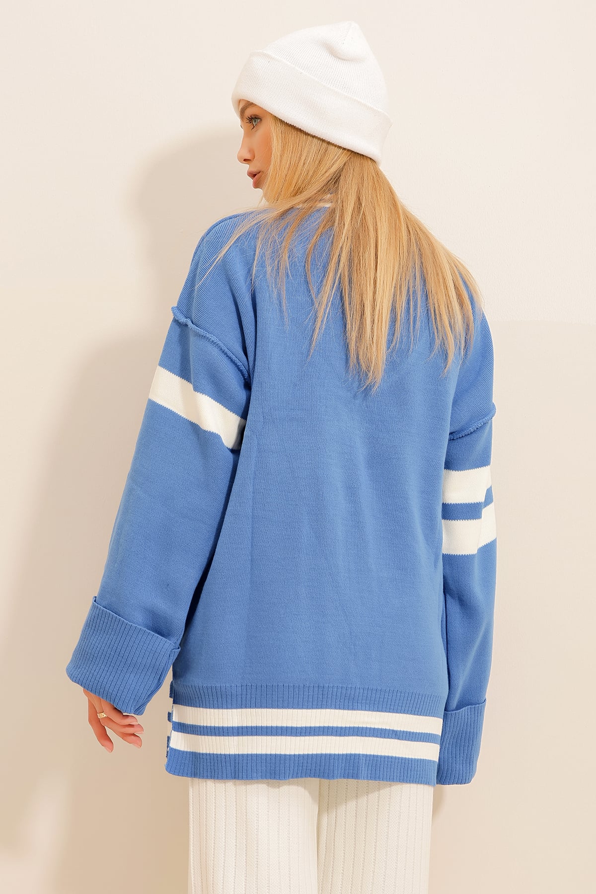 V Yaka Çizgi Bloklu Yanları Yırtmaçlı Oversize Kazak - Saks
