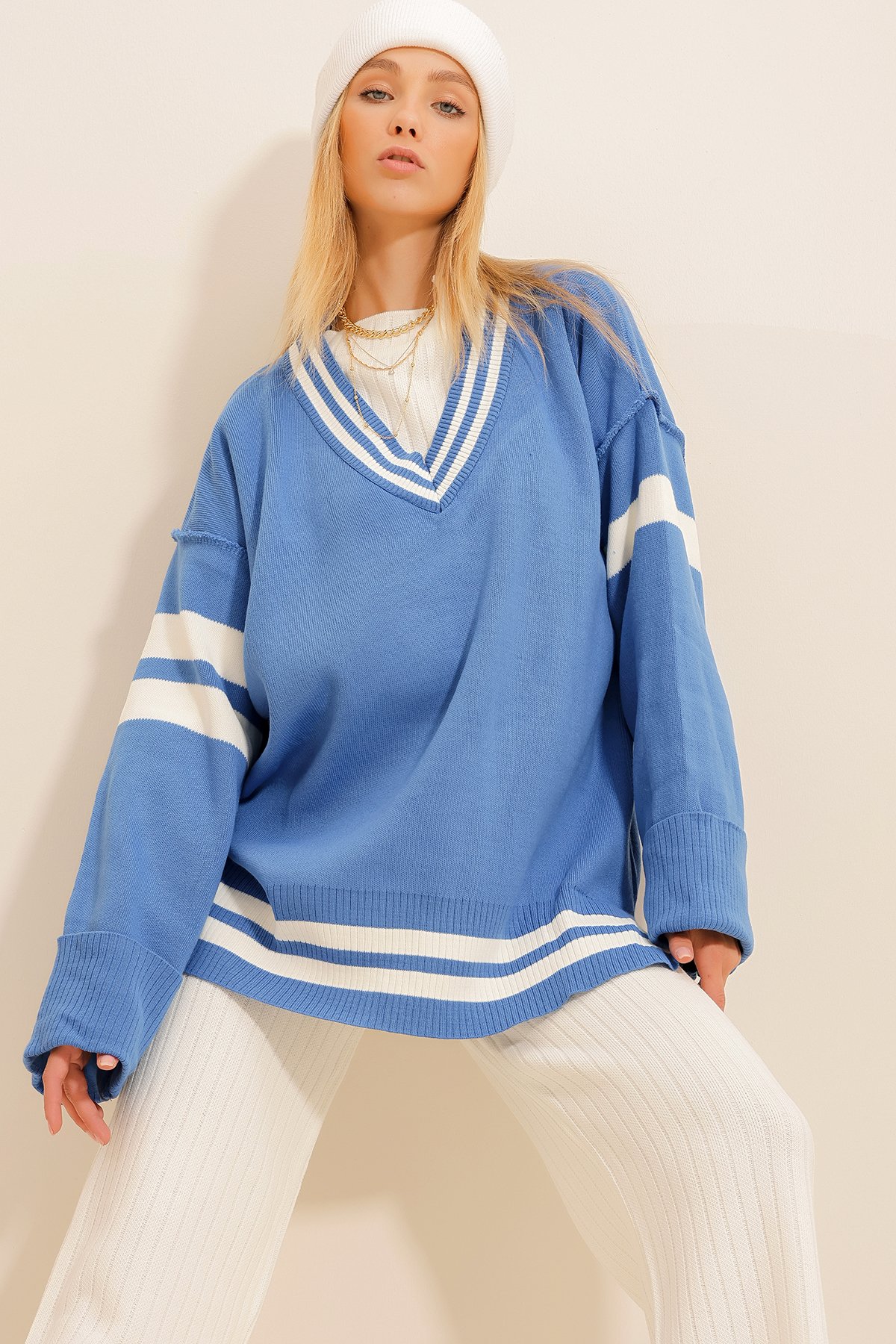 V Yaka Çizgi Bloklu Yanları Yırtmaçlı Oversize Kazak - Saks