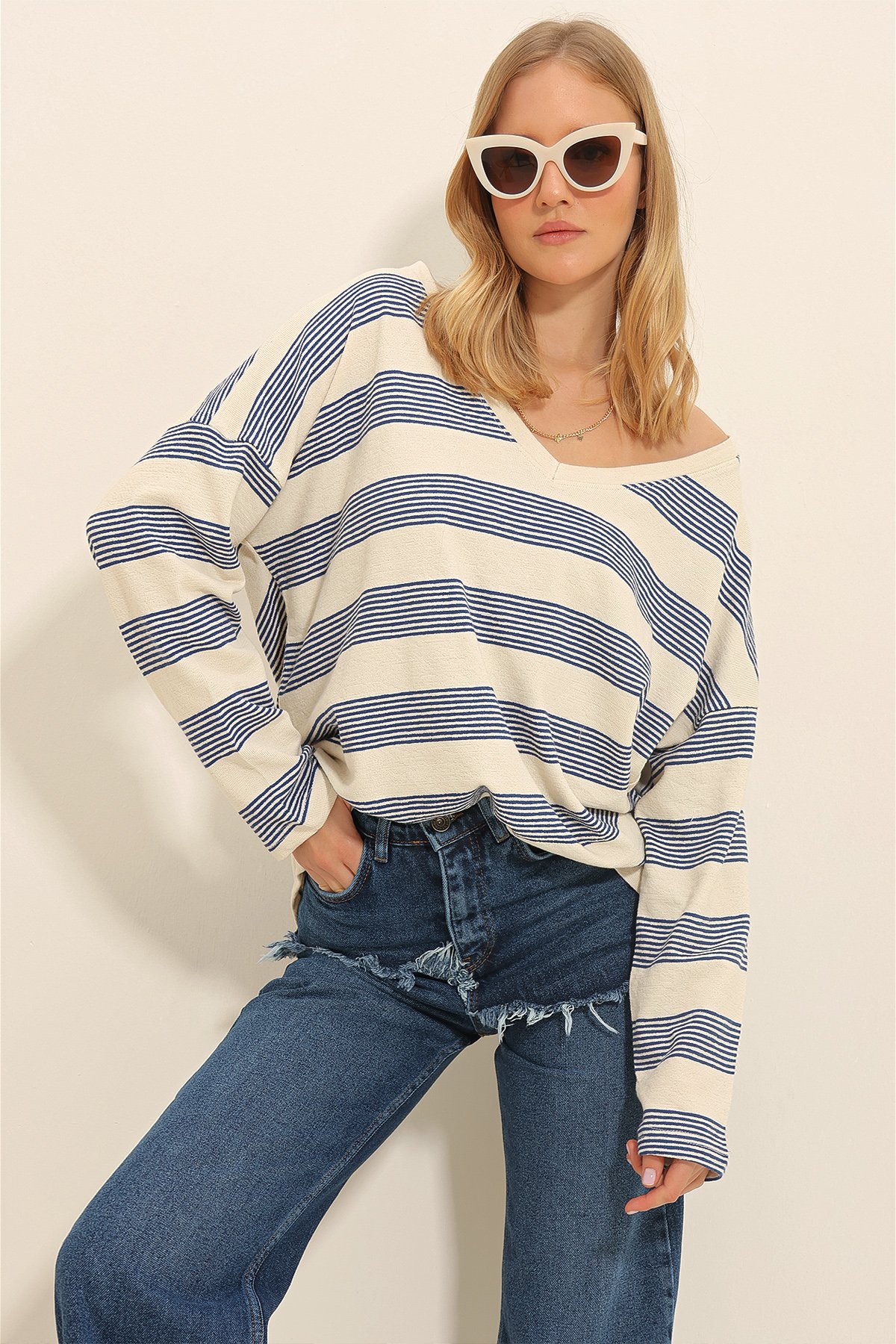 V Yaka Çizgili Oversize Triko Bluz - Krem