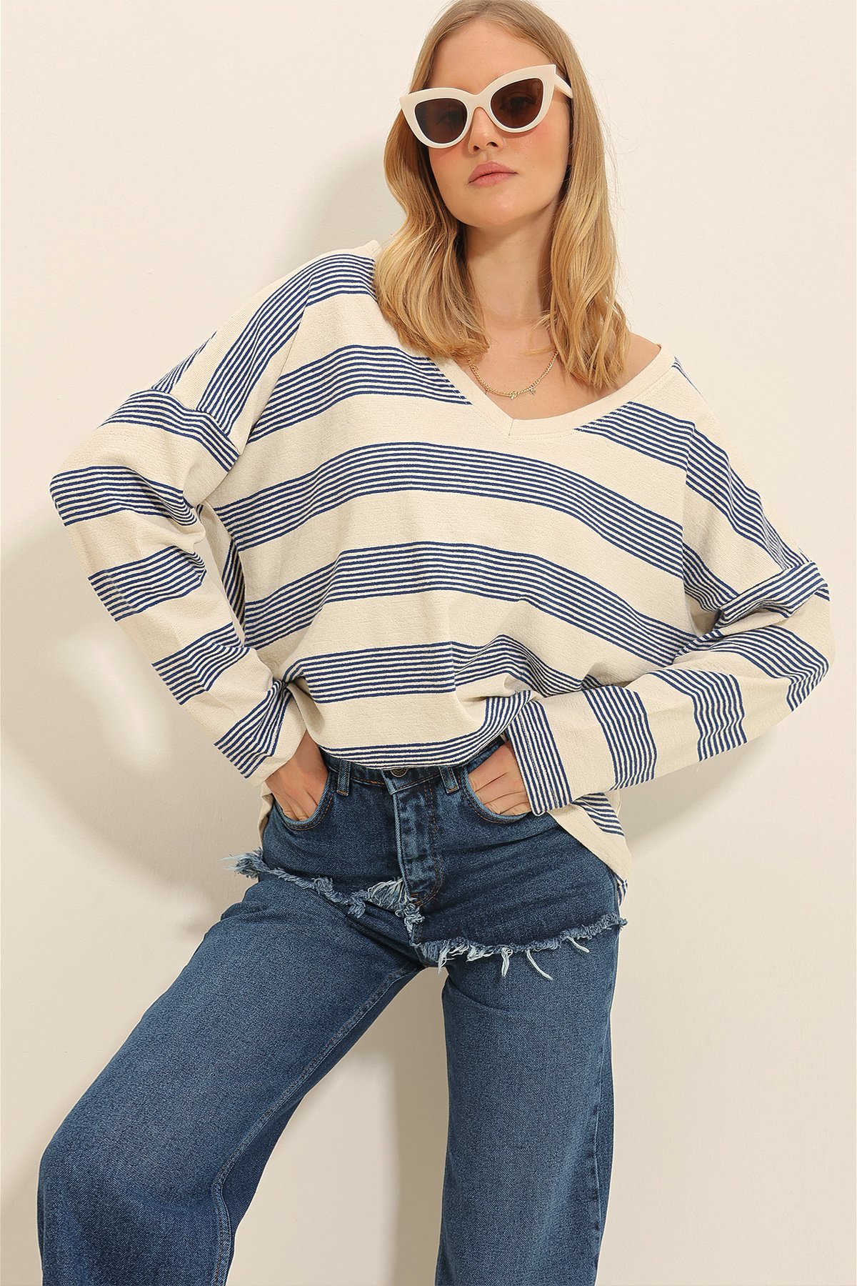 V Yaka Çizgili Oversize Triko Bluz - Krem