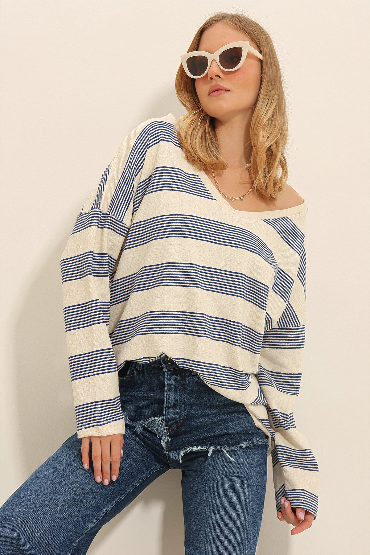 V Yaka Çizgili Oversize Triko Bluz - Krem