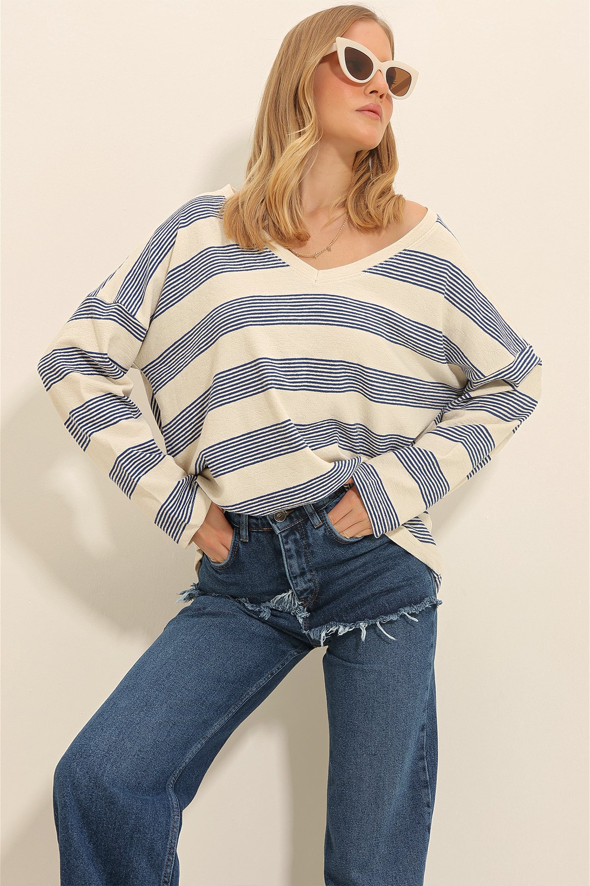 V Yaka Çizgili Oversize Triko Bluz - Krem