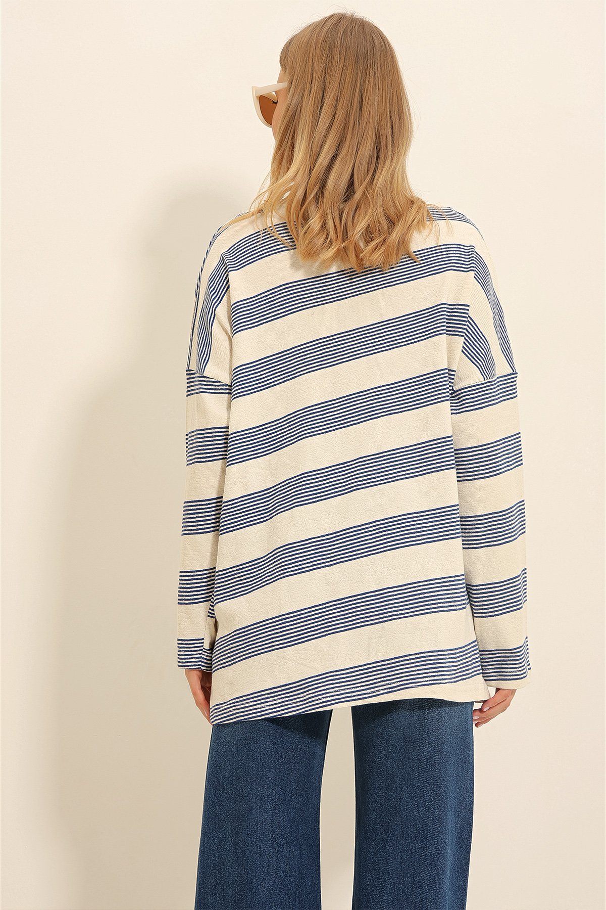 V Yaka Çizgili Oversize Triko Bluz - Krem