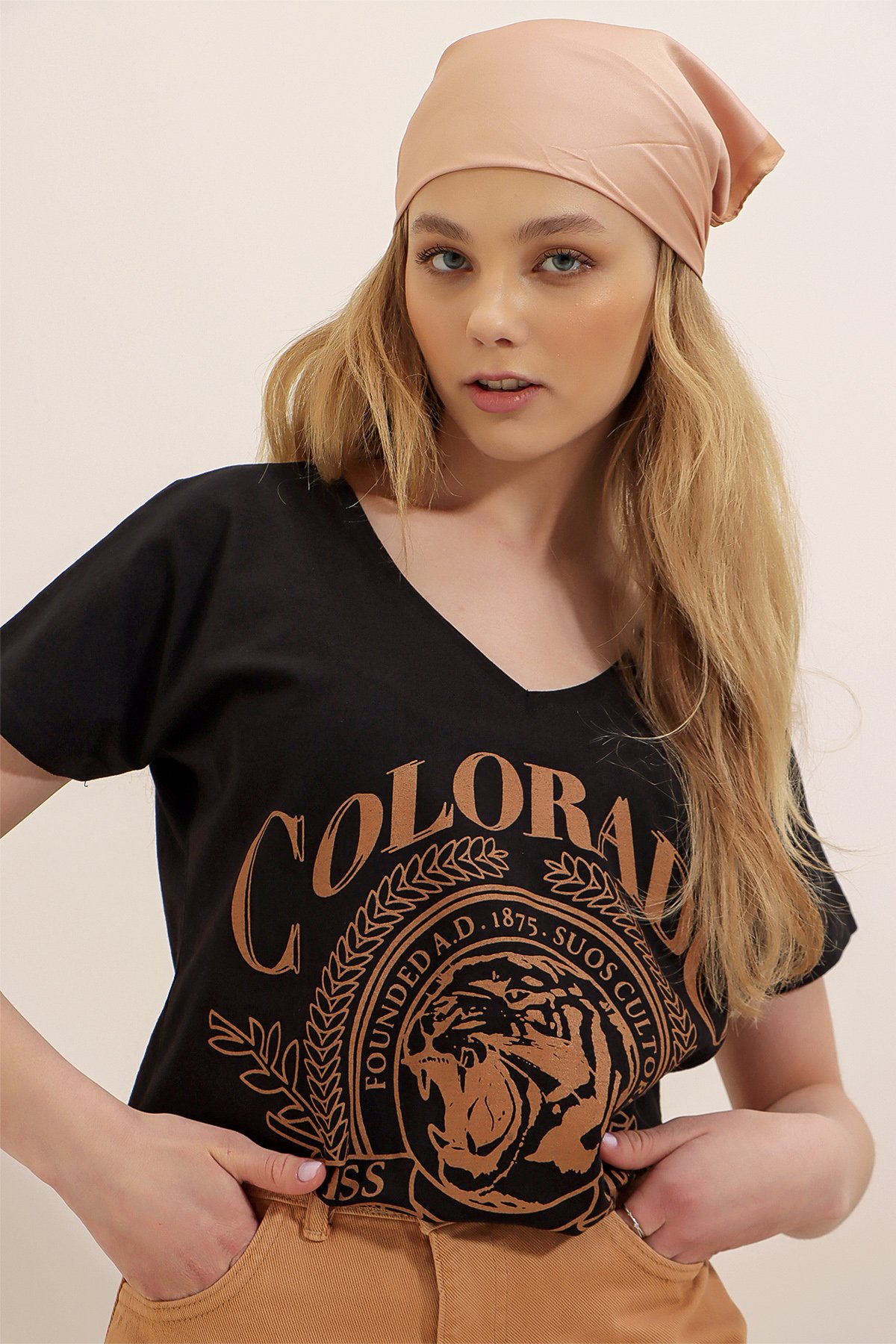 V Yaka Colarado Baskılı Pamuklu Kolej T-Shirt - Siyah
