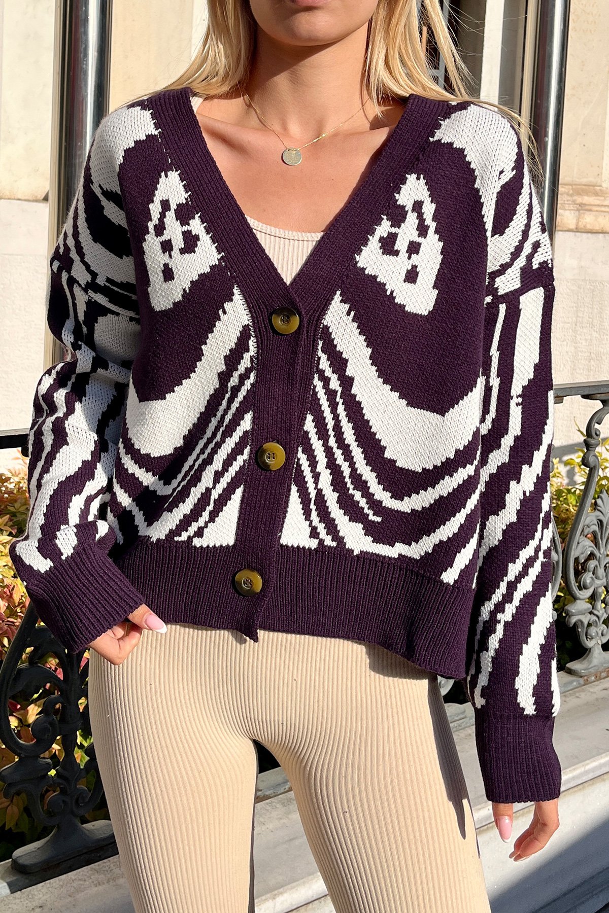 V Yaka Düğmeli Soyut Desen Kalın Örme Hırka - Mor