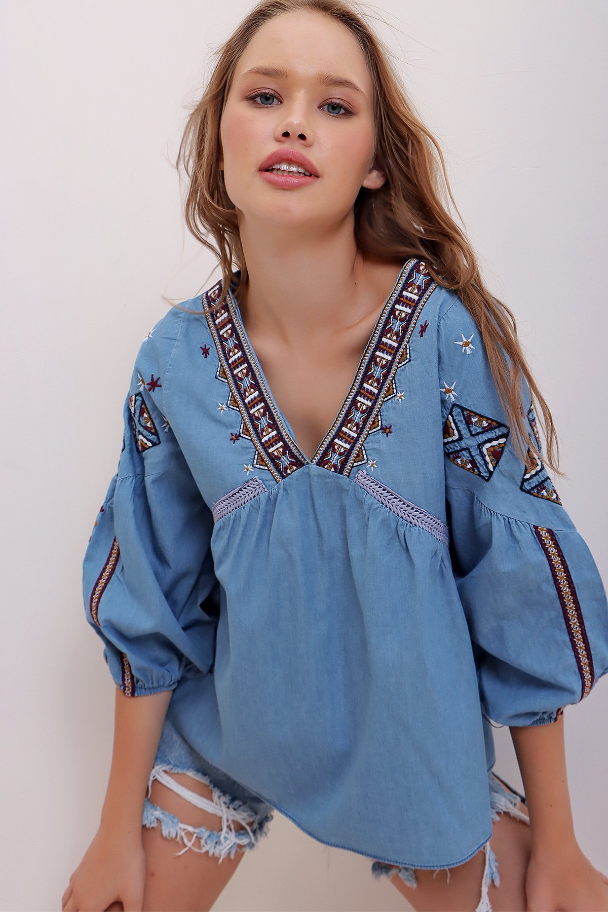 V Yaka Etnik Nakış Detaylı Denim Bluz - Mavi