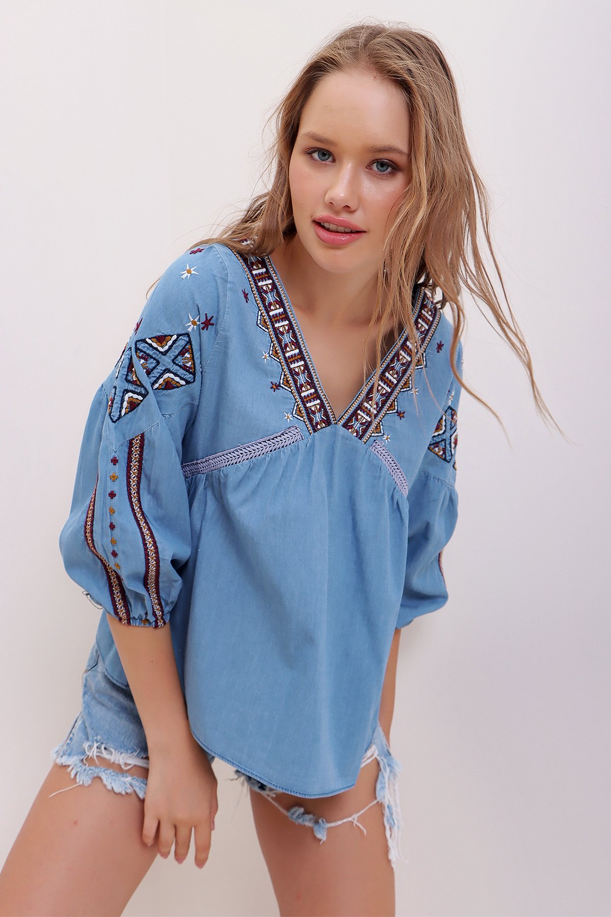 V Yaka Etnik Nakış Detaylı Denim Bluz - Mavi