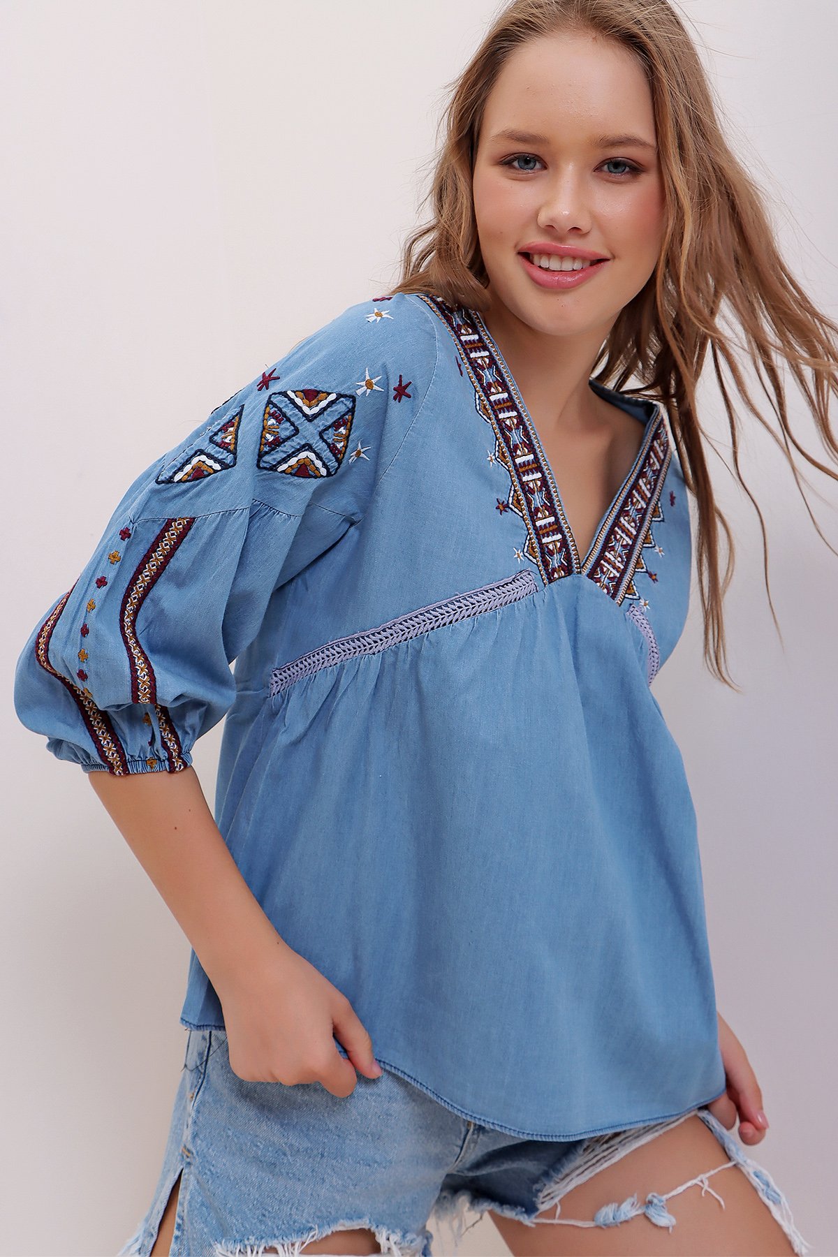V Yaka Etnik Nakış Detaylı Denim Bluz - Mavi