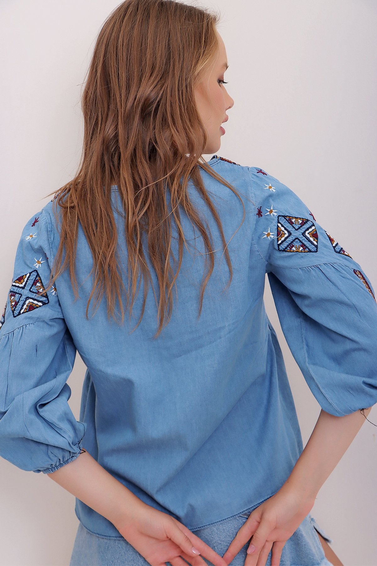 V Yaka Etnik Nakış Detaylı Denim Bluz - Mavi