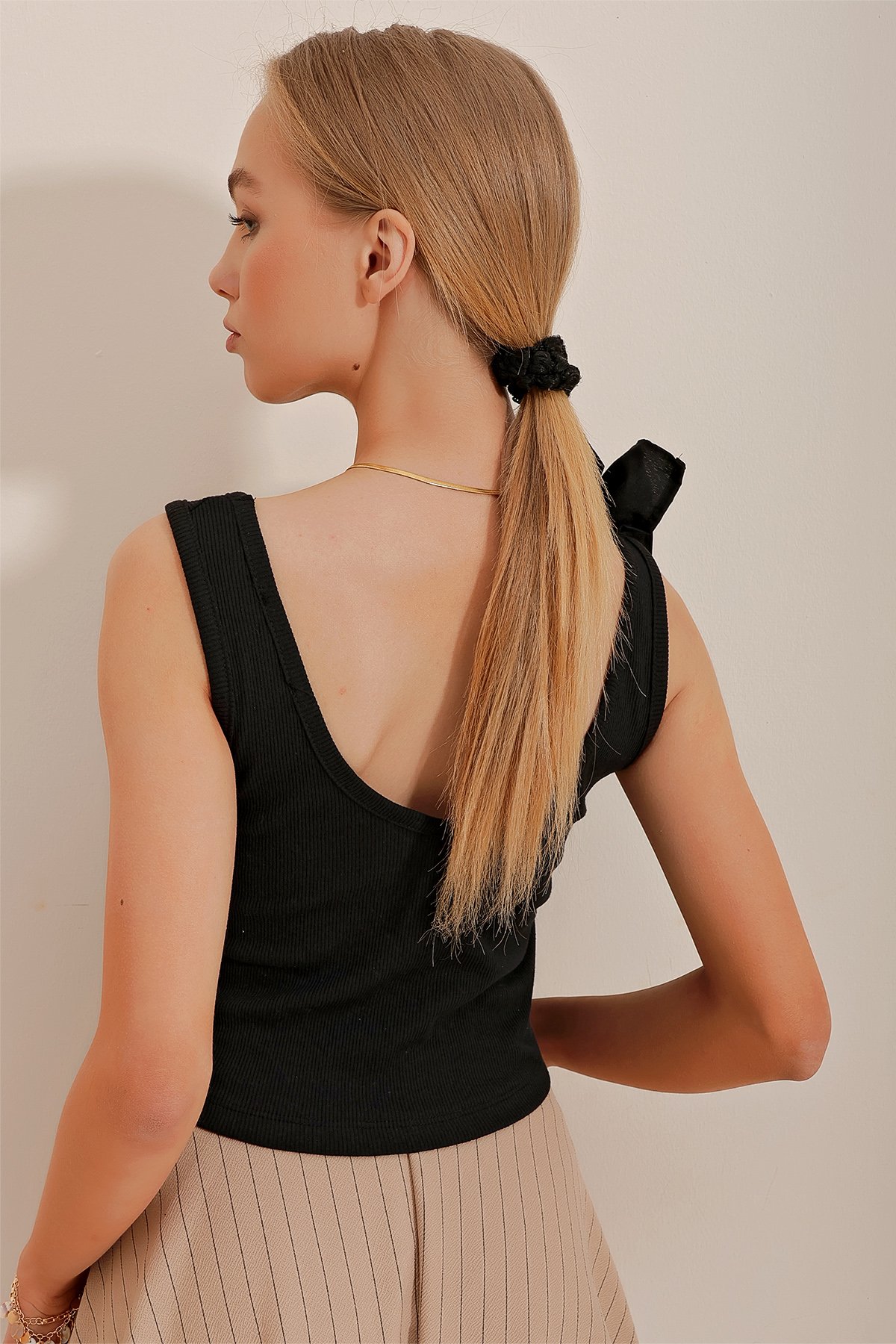 V Yaka Fırfır Detaylı Poplin Crop Bluz - Siyah
