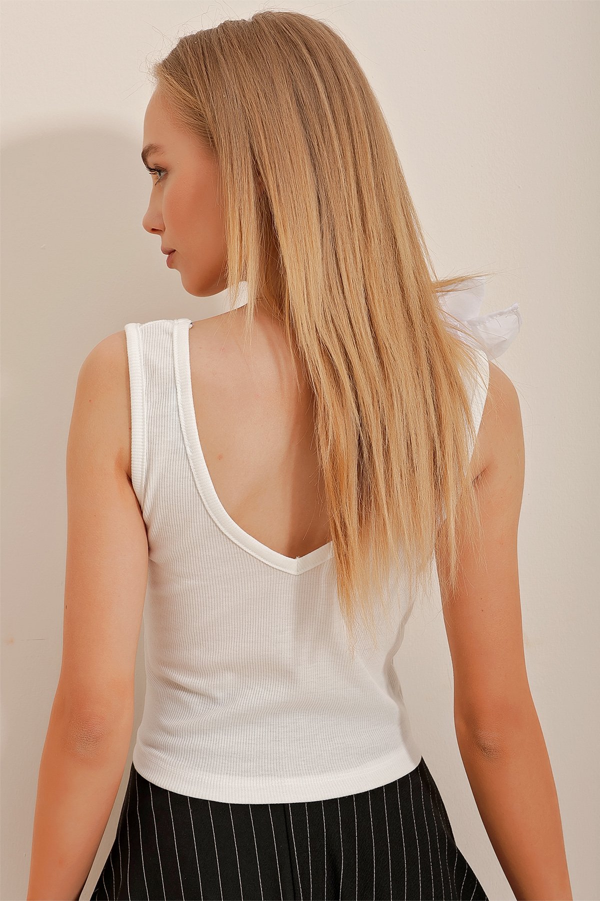 V Yaka Fırfır Detaylı Poplin Crop Bluz - Beyaz