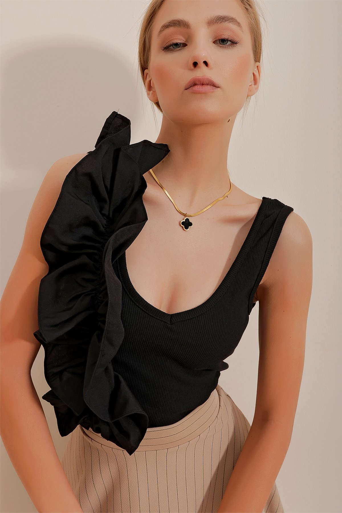 V Yaka Fırfır Detaylı Poplin Crop Bluz - Siyah