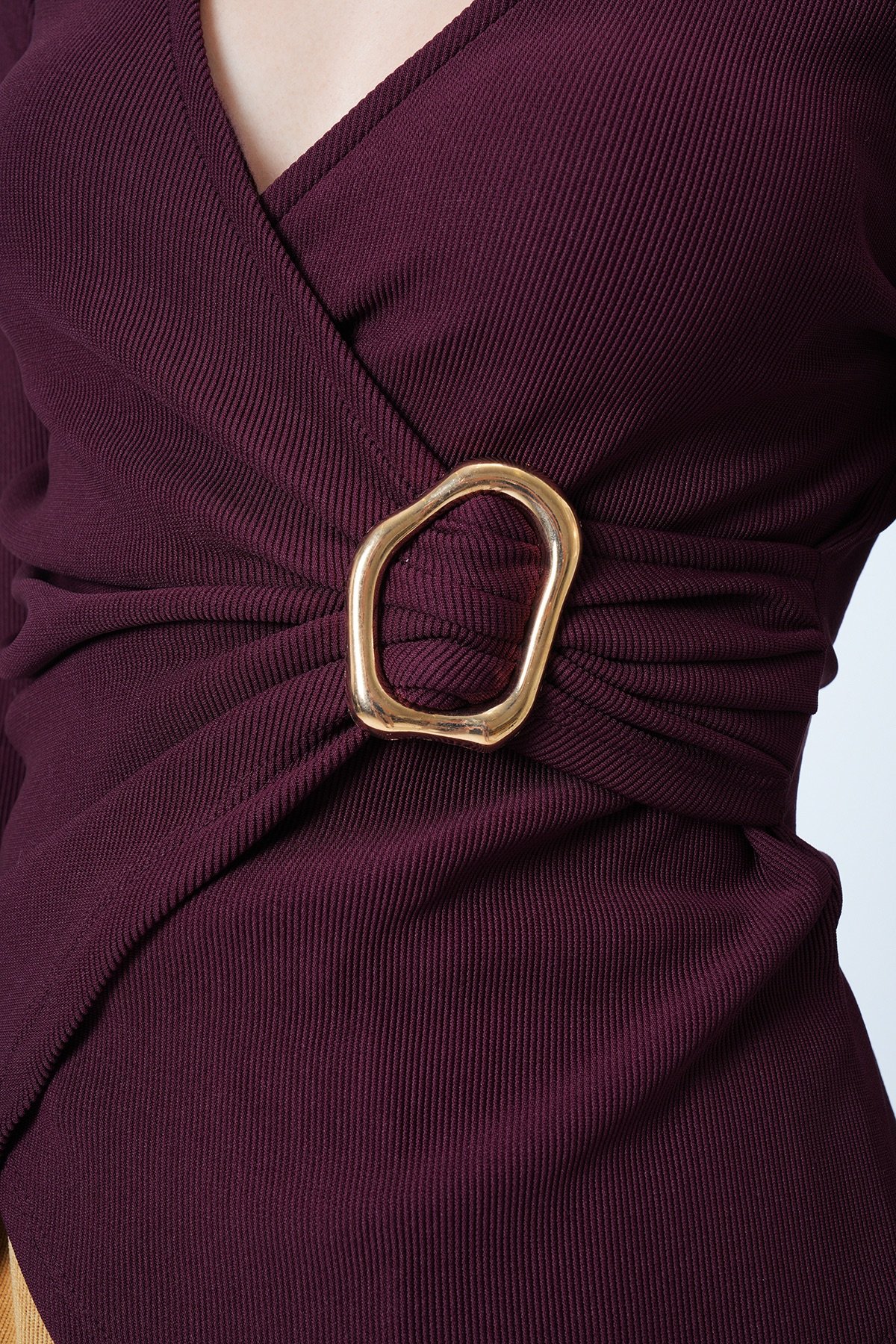 V Yaka Gold Aksesuarlı Ottaban Bluz - BORDO