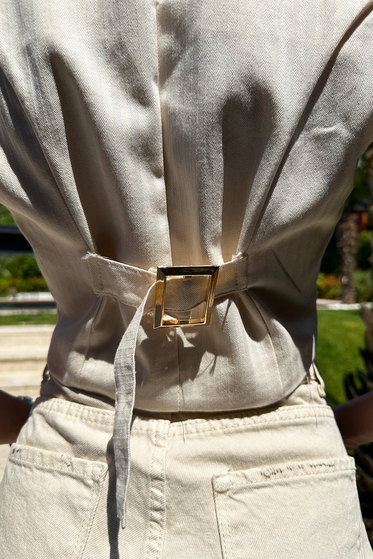 V Yaka Gold Düğmeli Gabardin Crop Yelek - Bej
