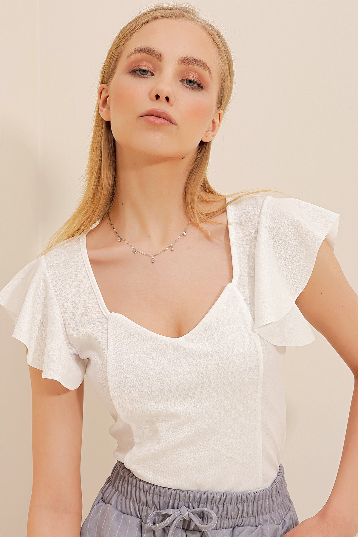 V Yaka Kolları Fırfırlı Crop Bluz - Beyaz