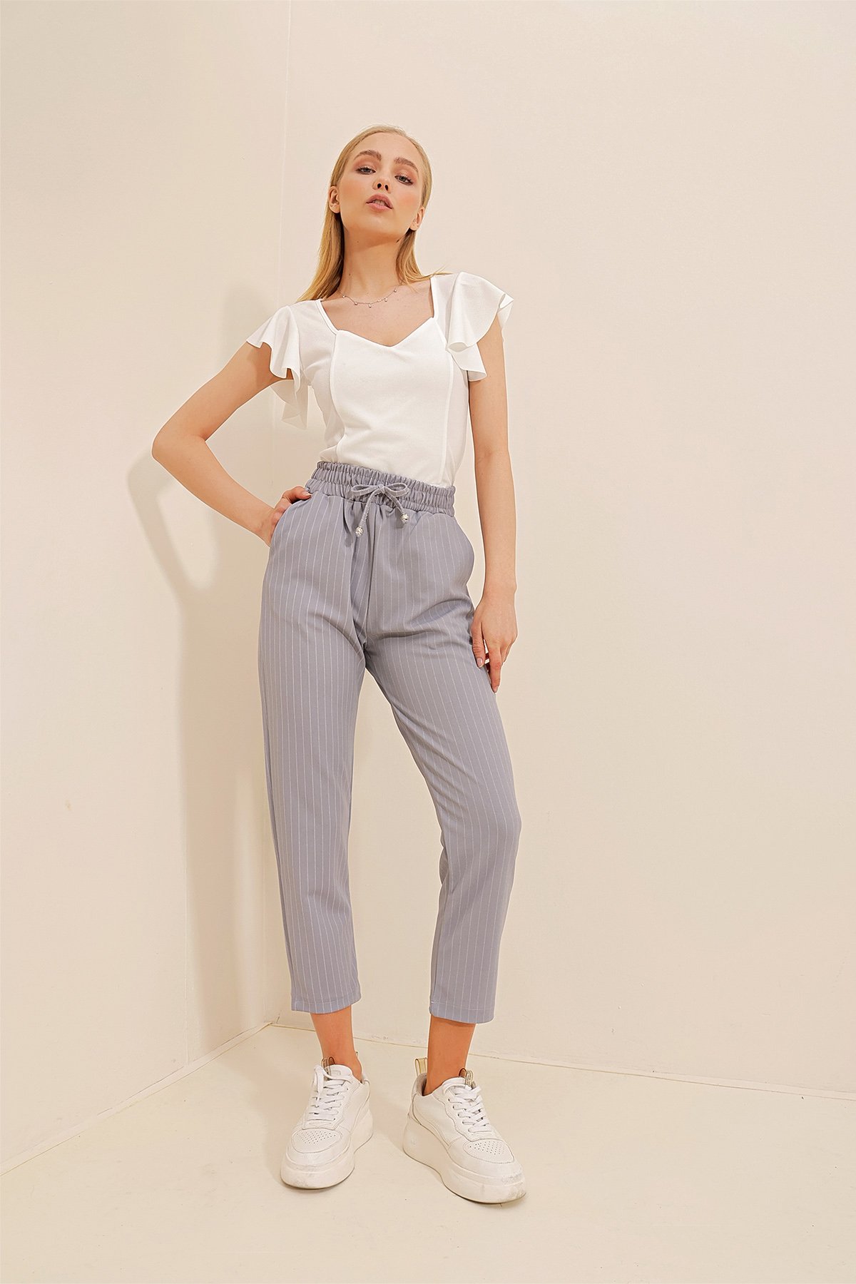 V Yaka Kolları Fırfırlı Crop Bluz - Beyaz