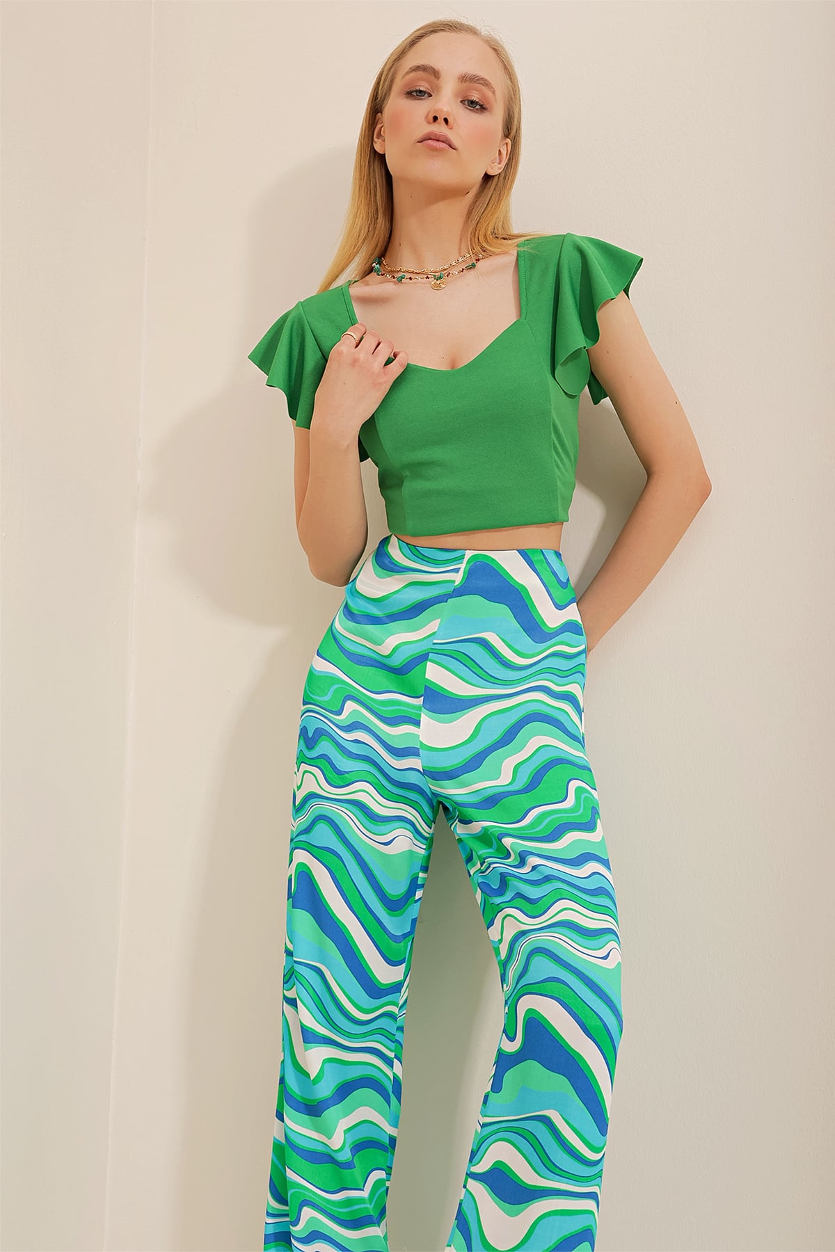 V Yaka Kolları Fırfırlı Crop Bluz - Yeşil