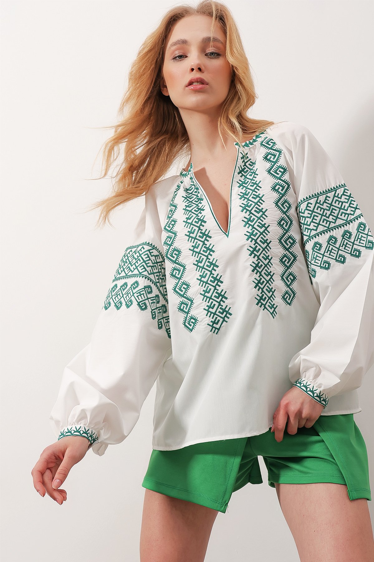 V Yaka Motif İşlemeli Oversize Dokuma Bluz - BEYAZ