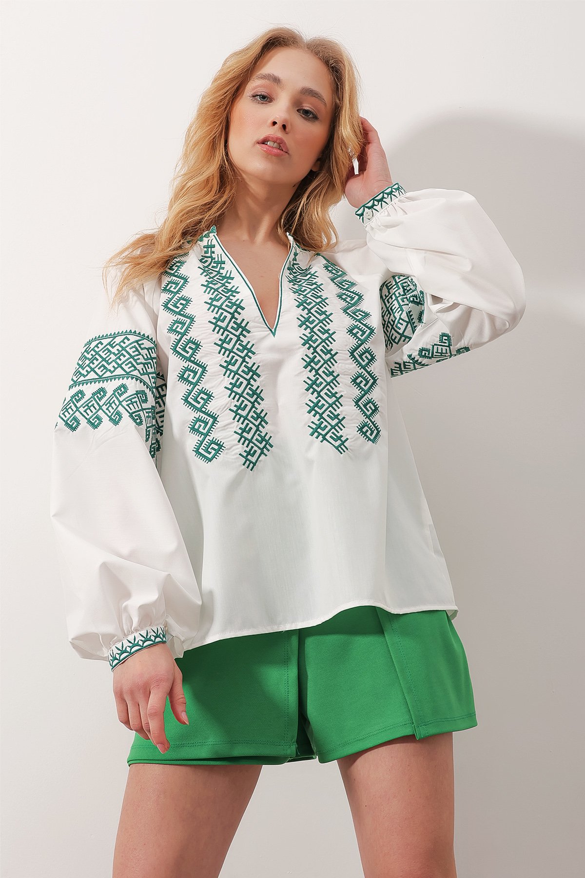 V Yaka Motif İşlemeli Oversize Dokuma Bluz - BEYAZ