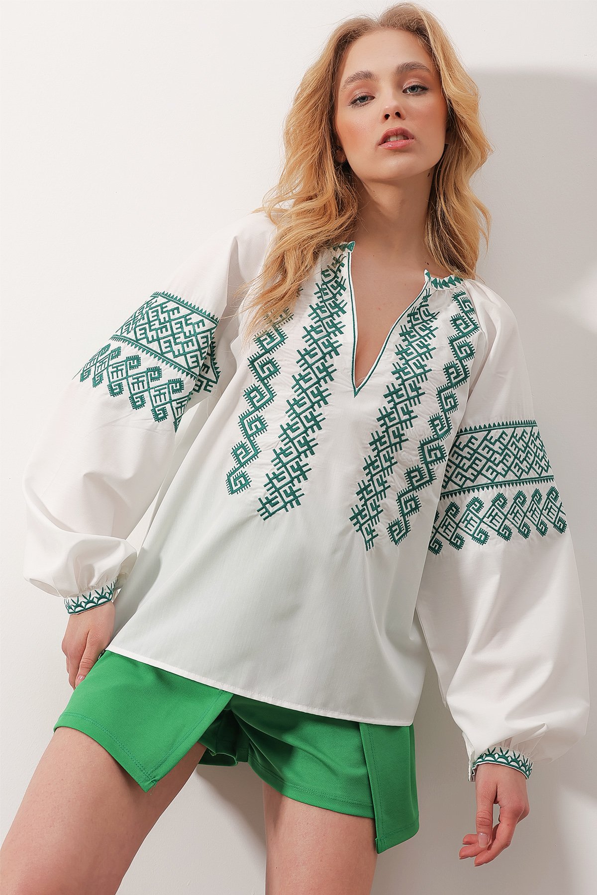 V Yaka Motif İşlemeli Oversize Dokuma Bluz - BEYAZ