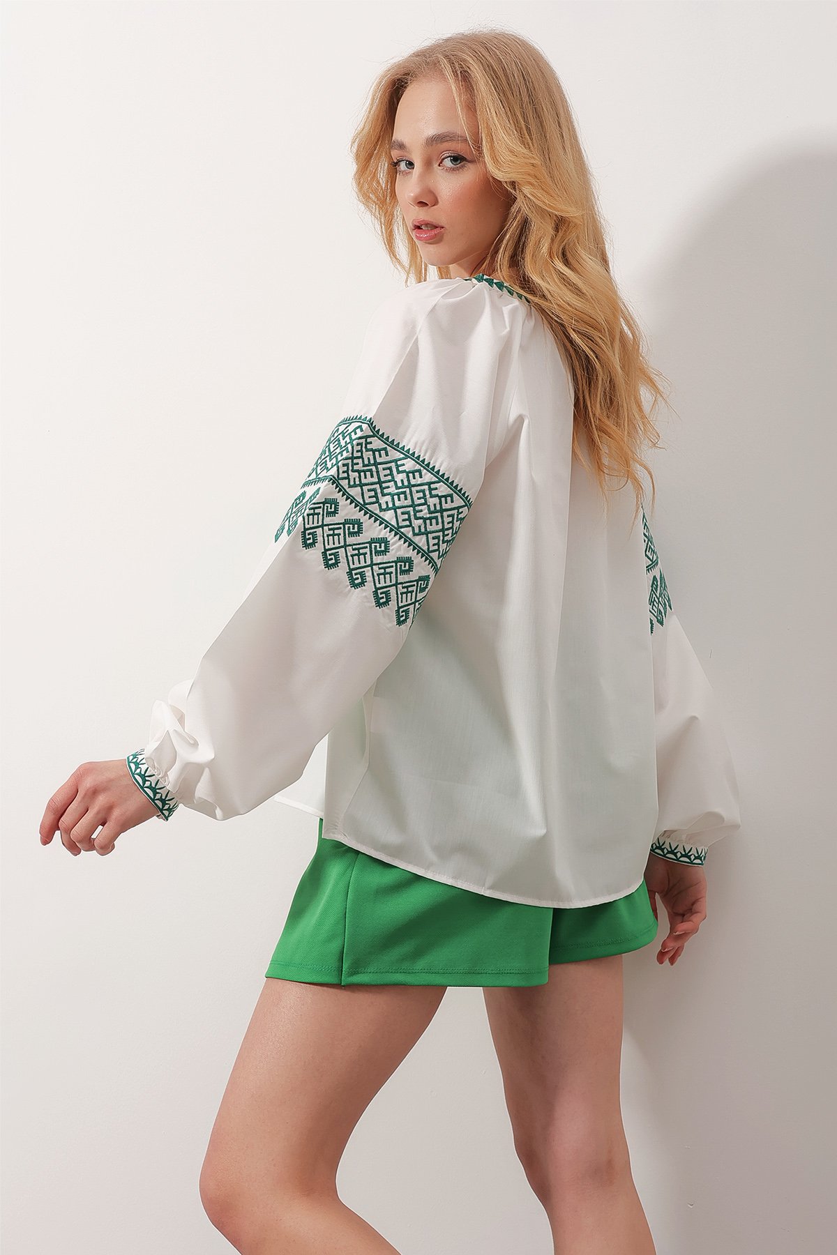 V Yaka Motif İşlemeli Oversize Dokuma Bluz - BEYAZ
