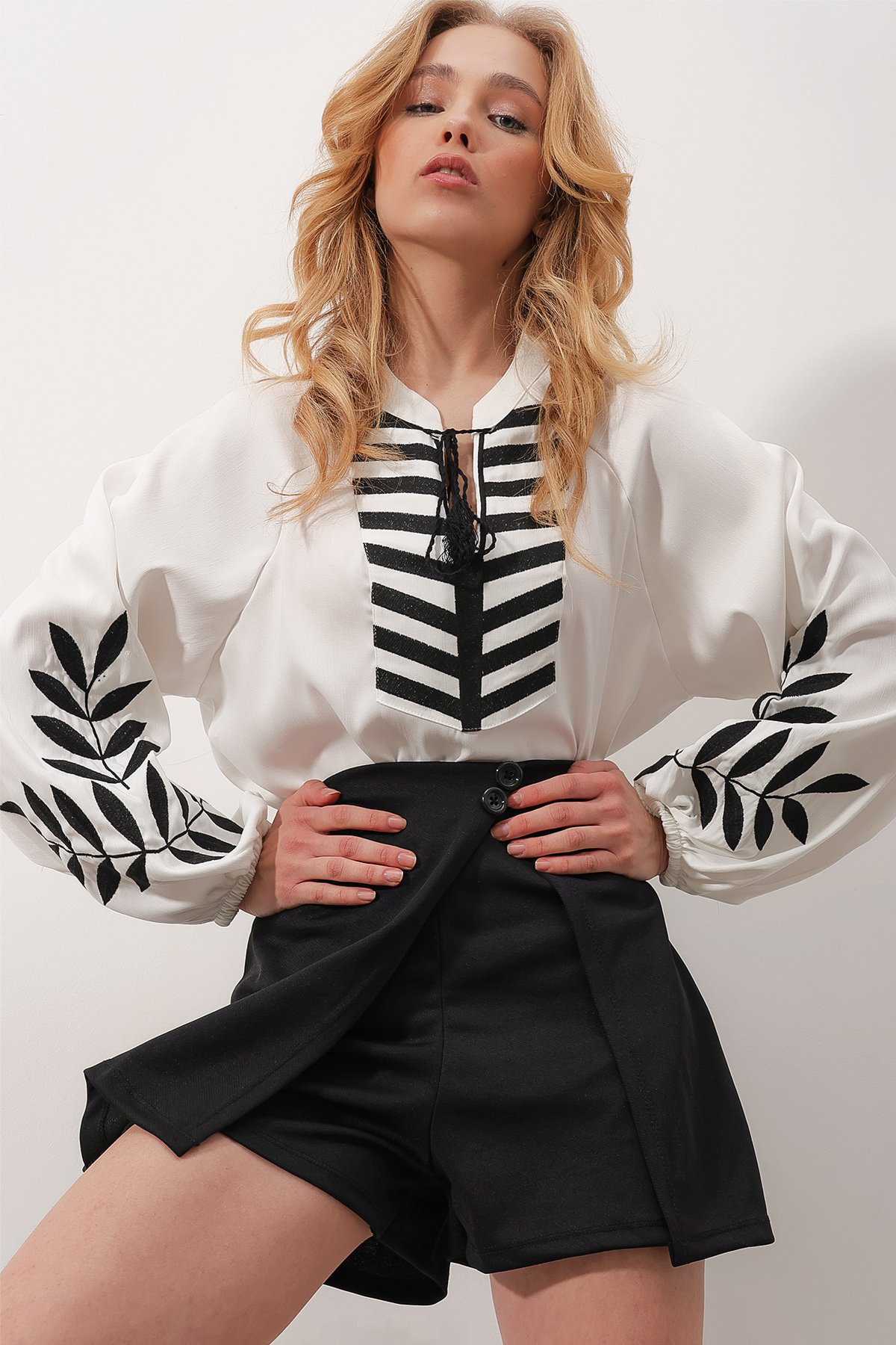V Yaka Önden Bağlamalı Kolları Nakışlı Kontrast Geçişli Oversize Bluz - BEYAZ