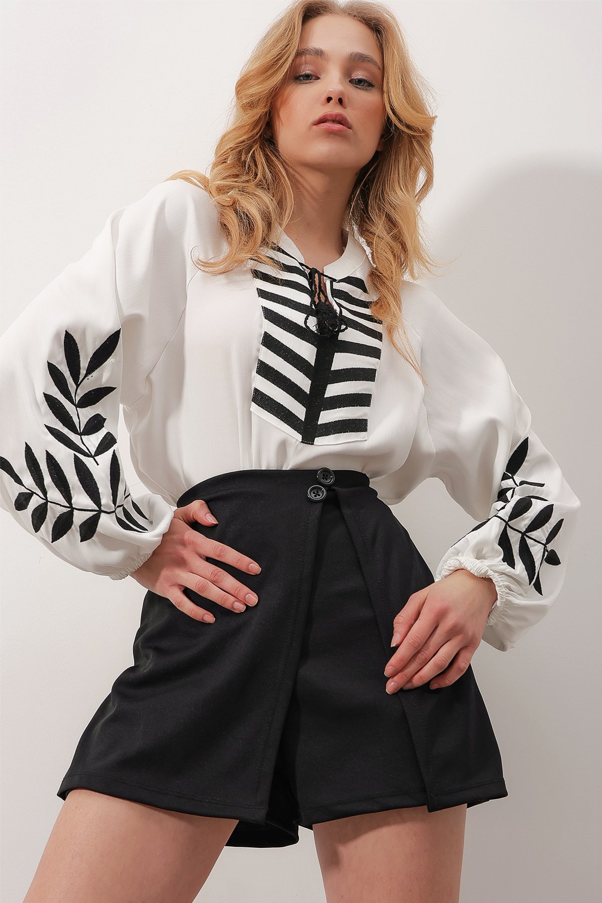 V Yaka Önden Bağlamalı Kolları Nakışlı Kontrast Geçişli Oversize Bluz - BEYAZ