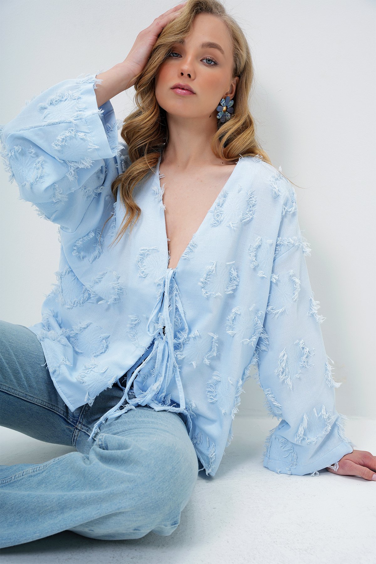 V YAKA ÖNÜ BAĞLAMALI PÜSKÜL DETAYLI YAZLIK KETEN CEKET - MAVİ