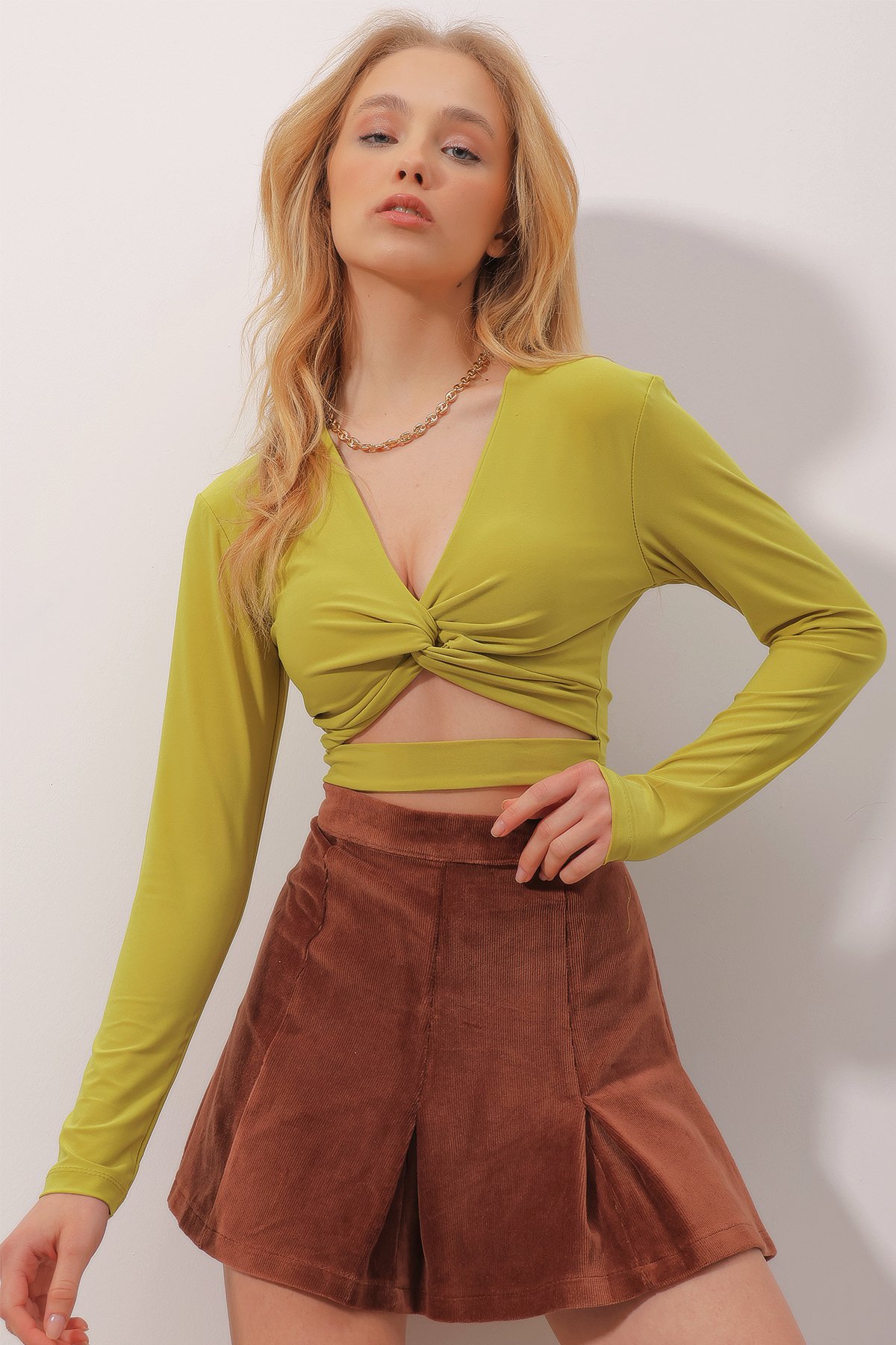 V Yaka Önü Düğümlü Beli Bantlı Crop Sandy Bluz - Yağ Yeşili