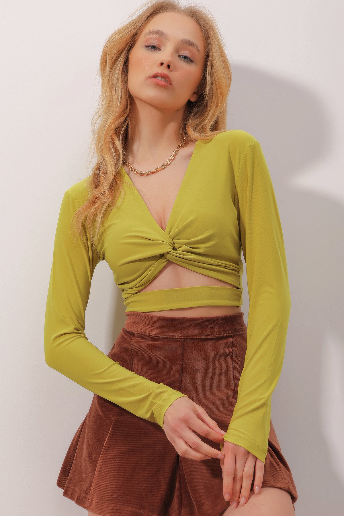 V Yaka Önü Düğümlü Beli Bantlı Crop Sandy Bluz - Yağ Yeşili
