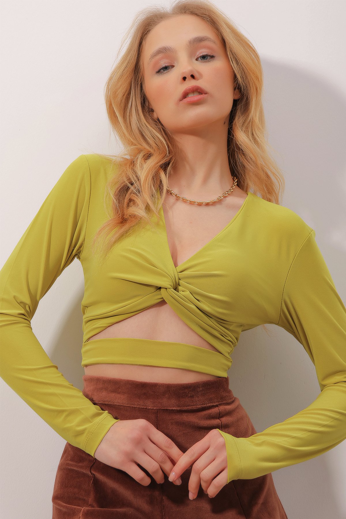 V Yaka Önü Düğümlü Beli Bantlı Crop Sandy Bluz - Yağ Yeşili