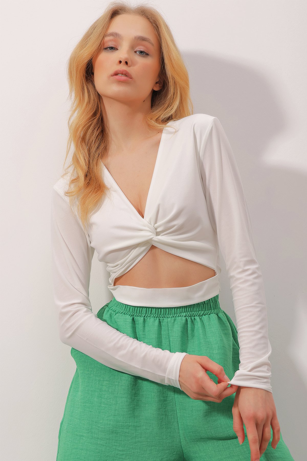 V Yaka Önü Düğümlü Beli Bantlı Crop Sandy Bluz - Beyaz